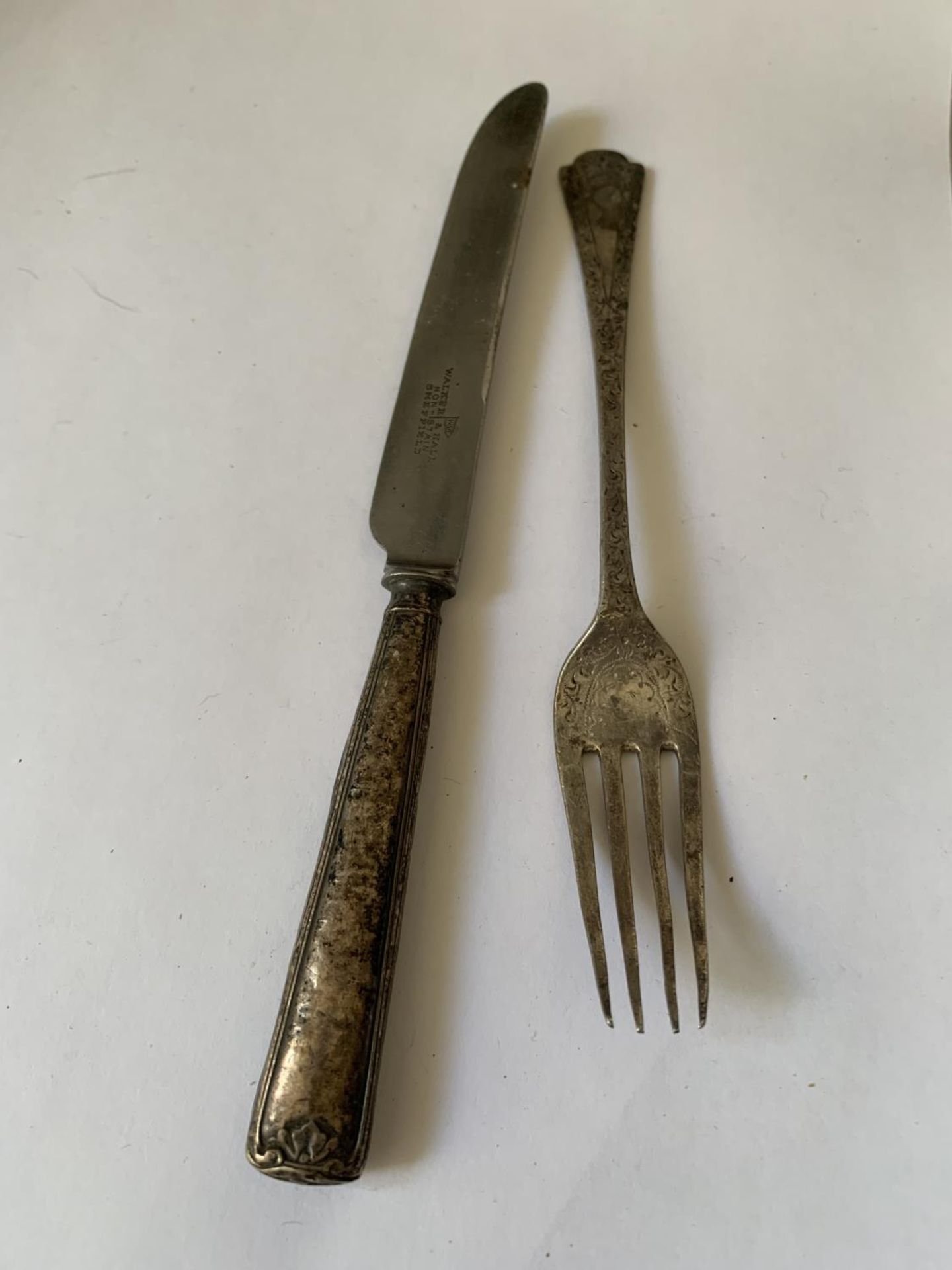 TWO HALLMARKED SILVER ITEMS TO INCLUDE A A WALKER AND HALL SHEFFIELD HANDLED KNIFE AND A LONDON FORK