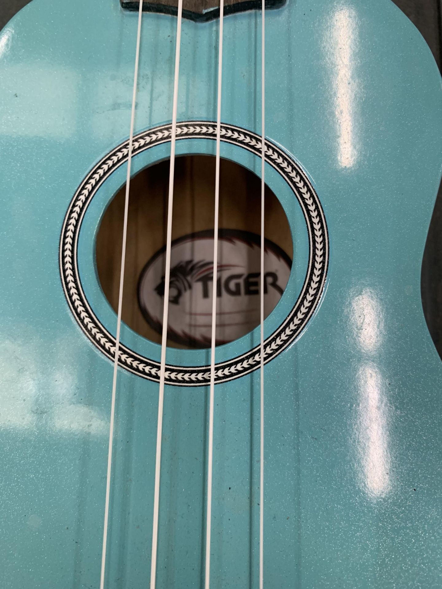 A 'TIGER' TURQUOISE COLOURED UKELELE - Image 3 of 5