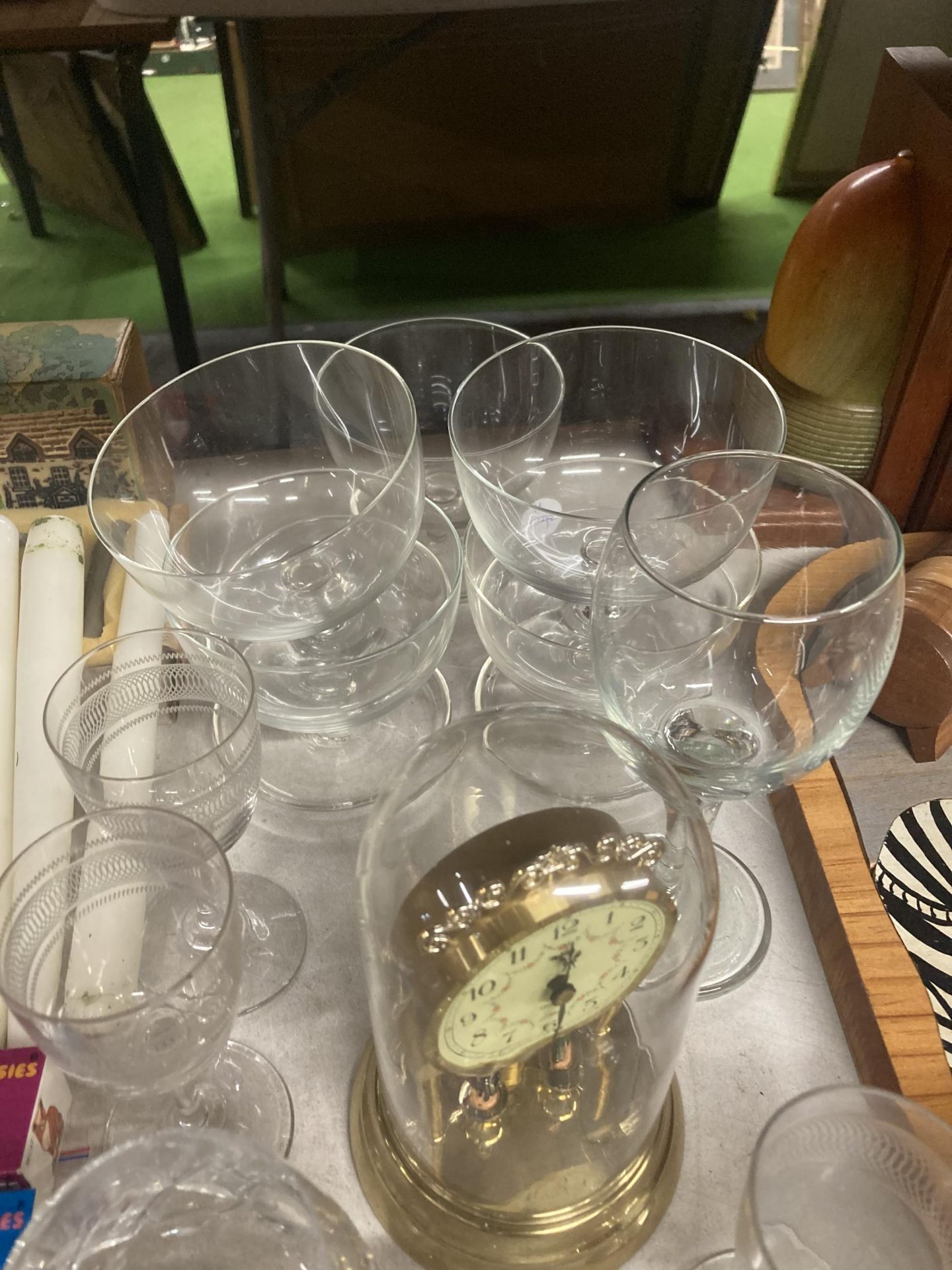 A QUANTITY OF GLASSWARE TO INCLUDE AN ANNIVERSARY CLOCK, DESSERT BOWLS, VINEGAR BOTTLE, ROYAL ALBERT - Bild 4 aus 5