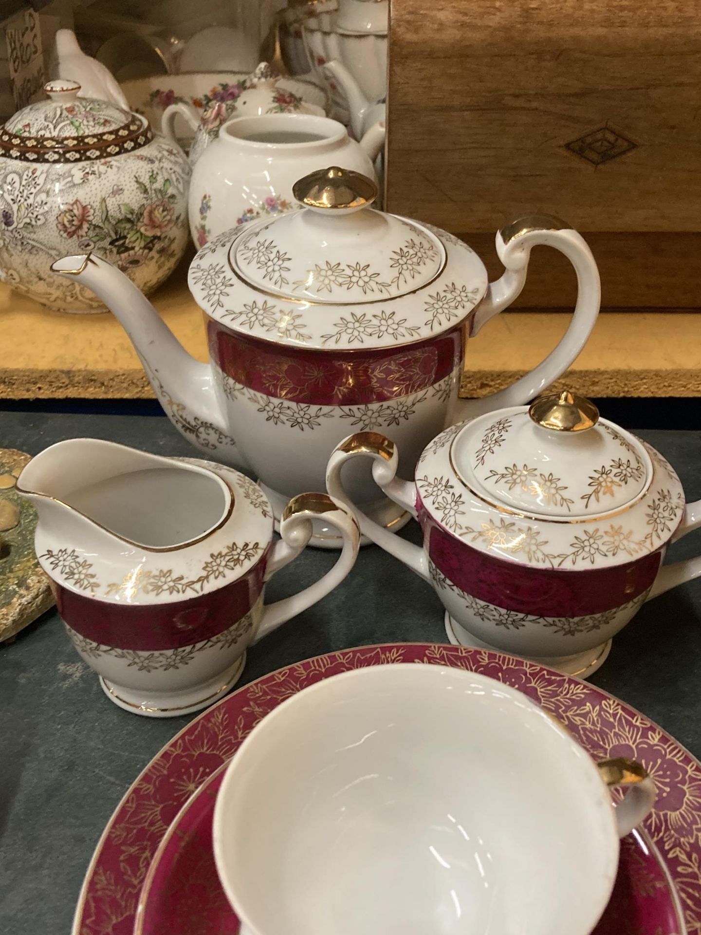 A VINTAGE JAPANESE TEASET TO INCLUDE A TEAPOT, CREAM JUG, LIDDED SUGAR BASIN, CUPS, SAUCERS AND SIDE - Image 4 of 5