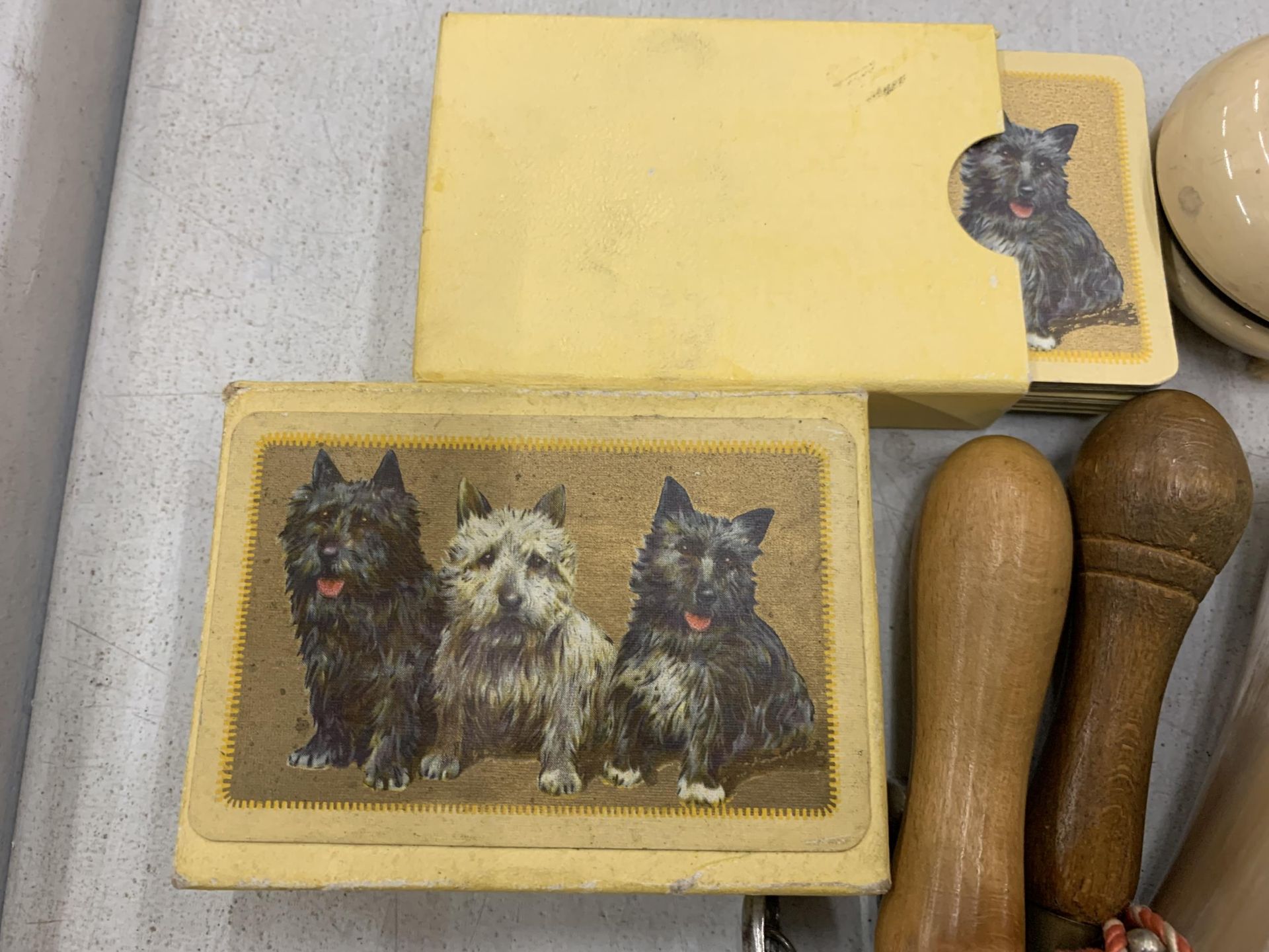 A MIXED LOT TO INCLUDE A VINTAGE COPPER 'TEACHER'S' WHISKY TRAY, SCOTTIE DOG PLAYING CARDS, 'THE - Image 6 of 6