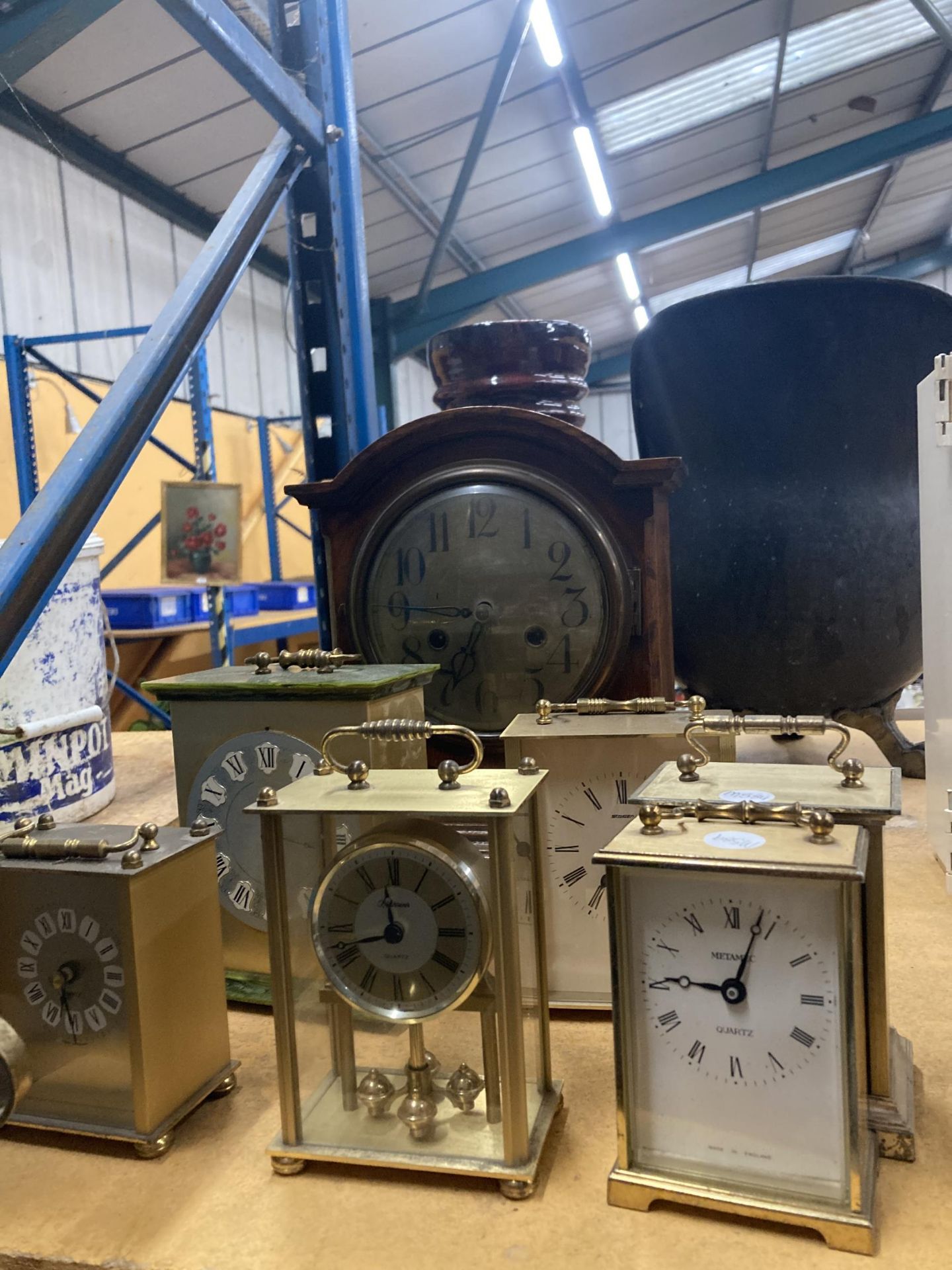 A QUANTITY OF CLOCKS TO INCLUDE A CASED MAHOGANY MANTLE CLOCK AND VARIOUS CARRIAGE CLOCKS TO