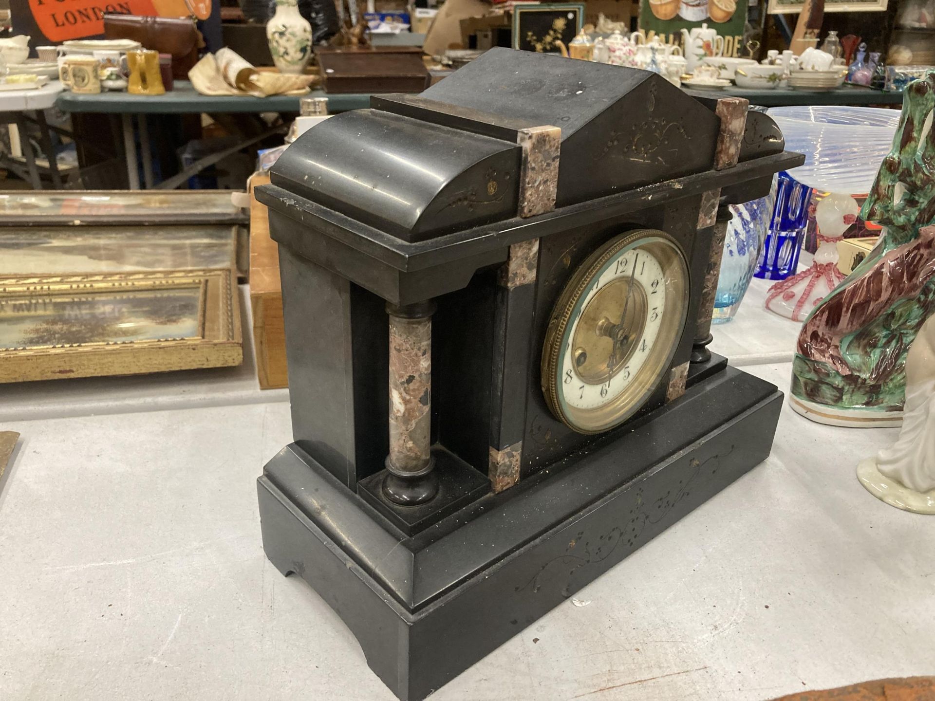 A VINTAGE BLACK MARBLE MANTLE CLOCK WITH PILLAR DECORATION VENDOR STATES IN WORKING ORDER BUT NO - Image 3 of 5