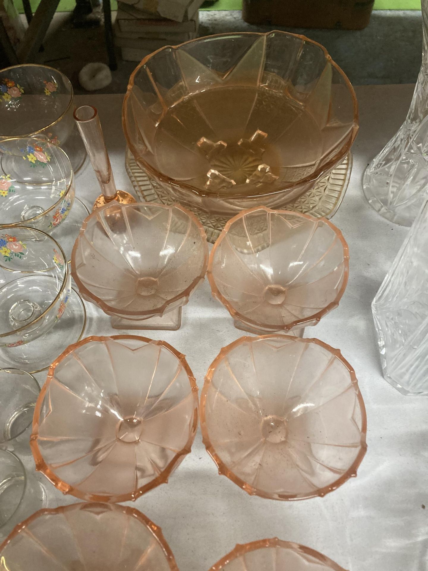 A QUANTITY OF VINTAGE GLASSWARE TO INCLUDE A TRIFLE BOWL, DESSERT BOWLS, SHOT GLASSES, ETC - Bild 4 aus 5