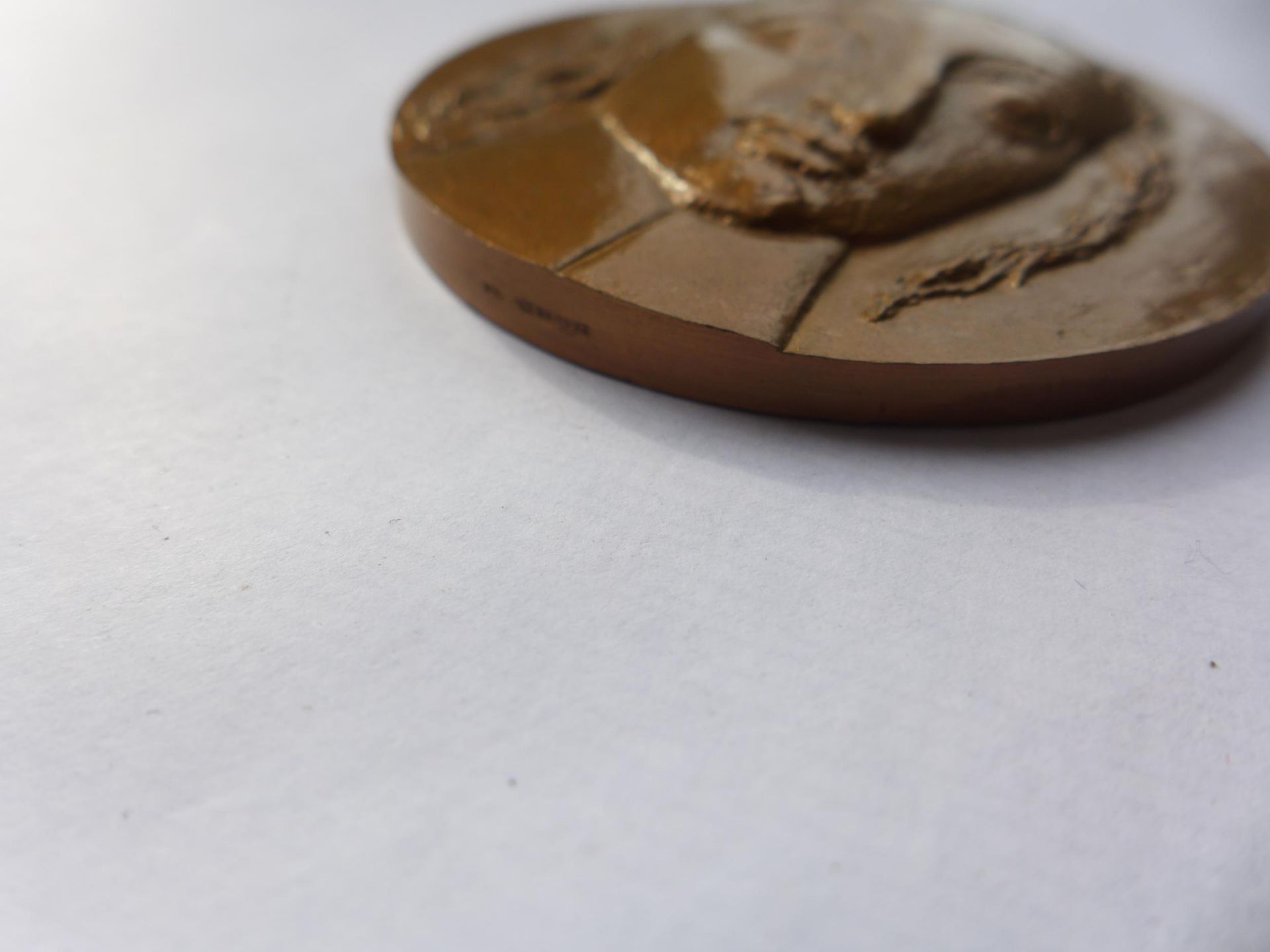 A BRONZE FRENCH BLAISE PASCAL MEDAL BY CHAUVENET, CIRCA 1974, 68MM - Image 3 of 3