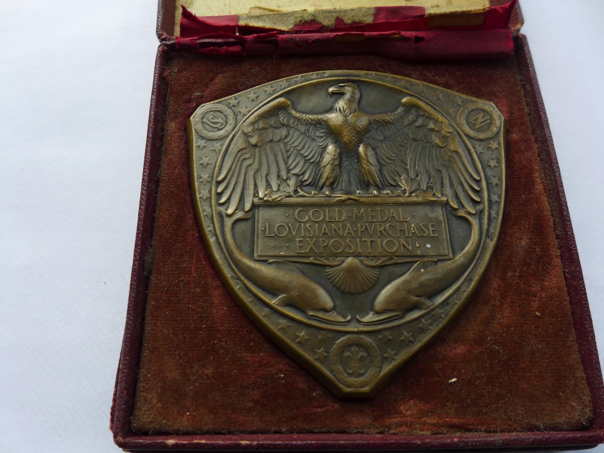 A CASED U.S.A. SAINT LOUIS 1904 BRONZE LOUISIANA PURCHASE EXPOSITION GOLD MEDAL, HEIGHT 7CM, WIDTH