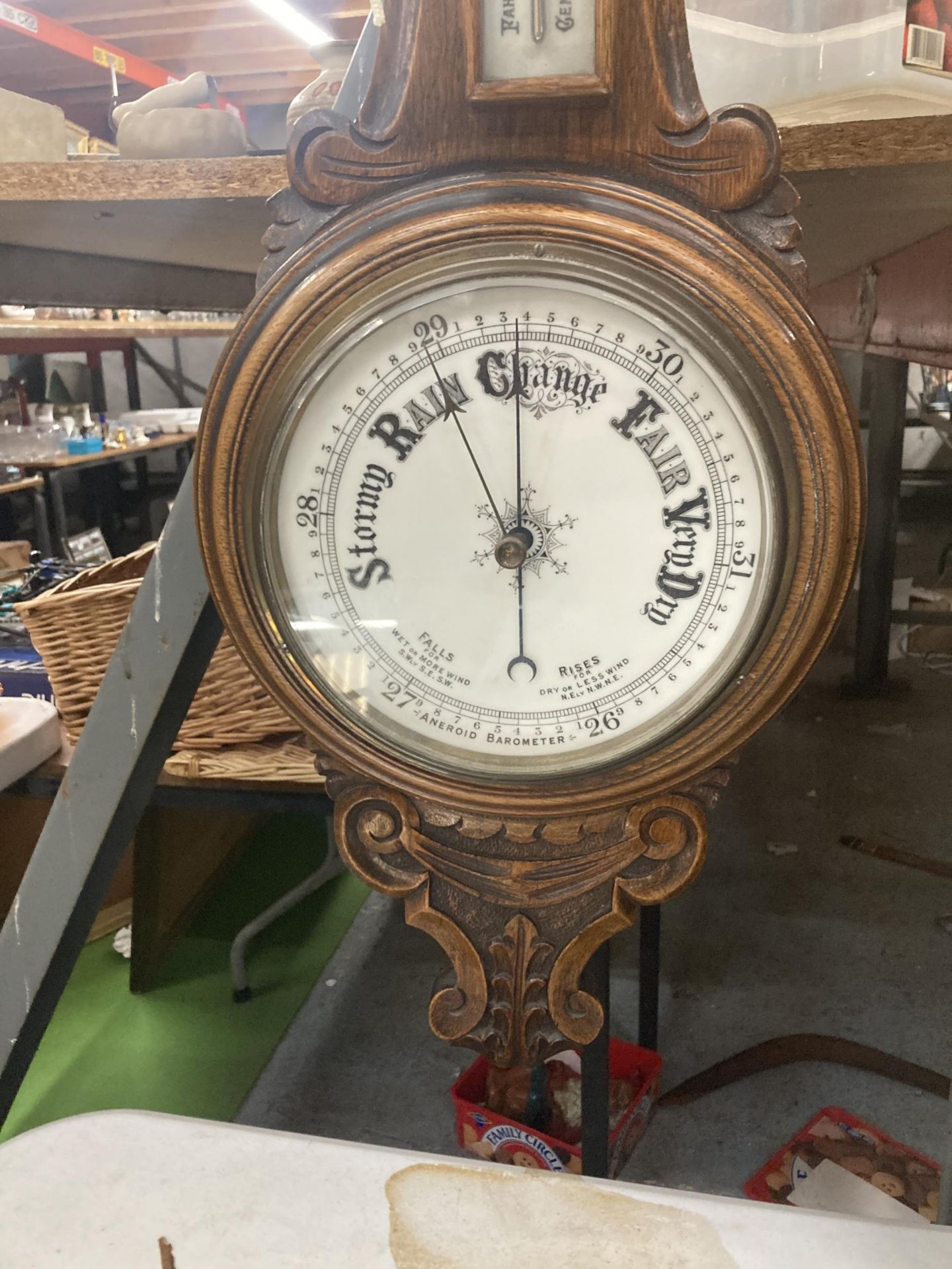A VINTAGE CARVED MAHOGANY CASED ANEROID BAROMETER - Image 2 of 5