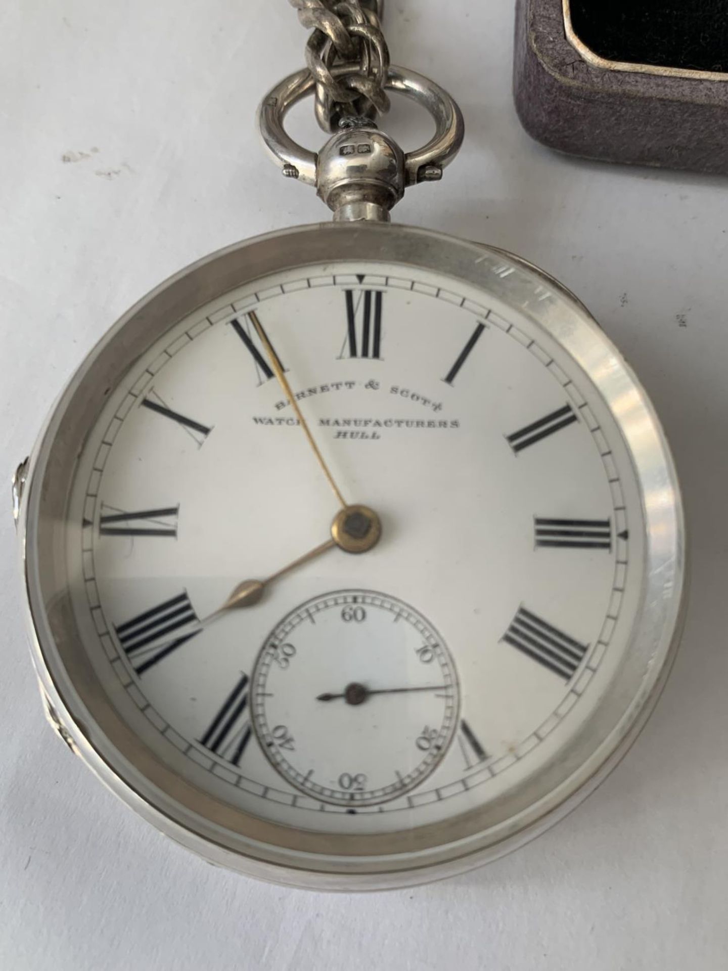 A HALLMARKED LONDON SILVER BARNET AND SCOTT HULLPOCKET WATCH WITH A HEAVY MARKED SILVER CHAIN IN A - Image 2 of 4