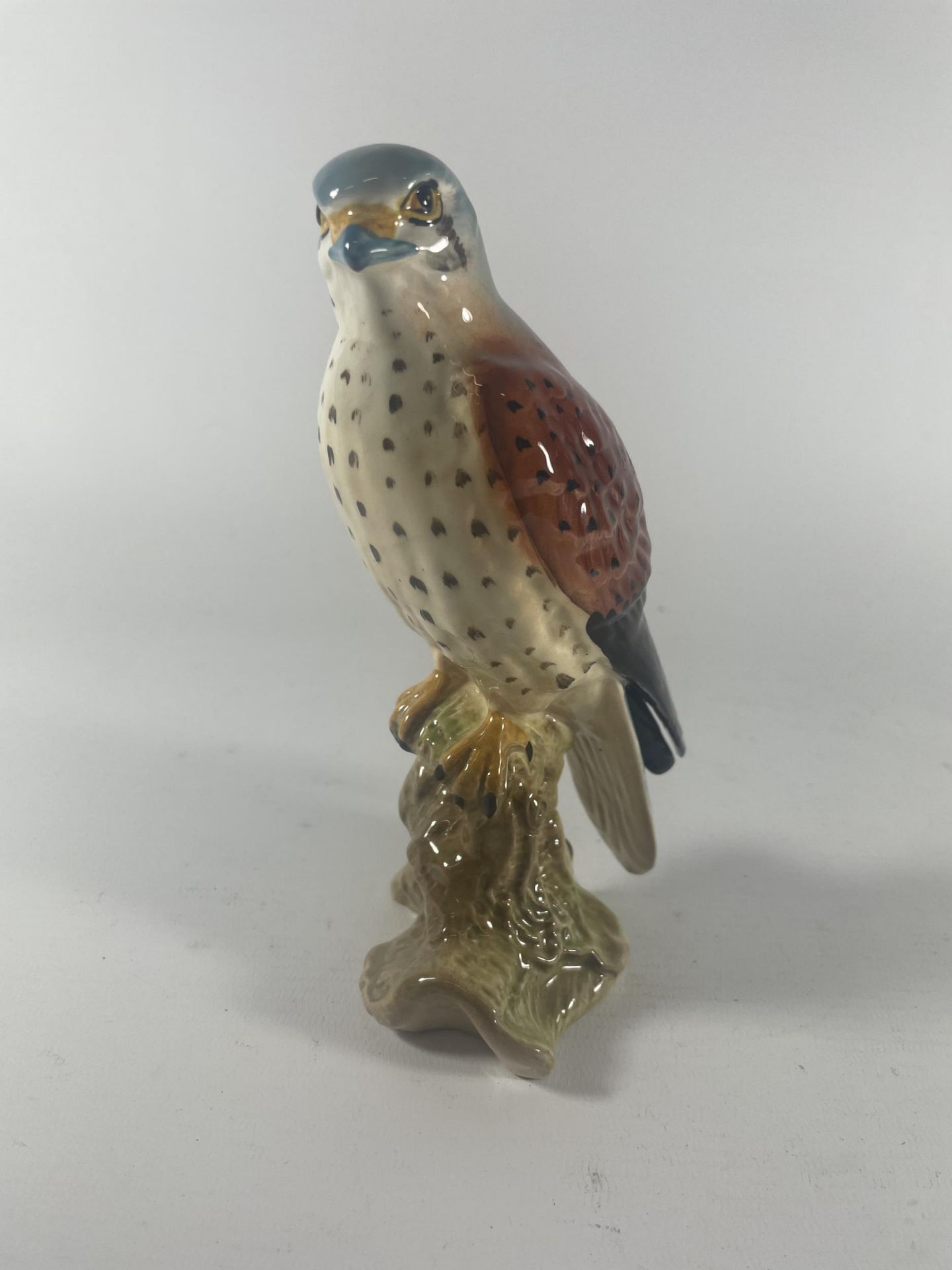 A BESWICK NO.2316 KESTREL BIRD FIGURE