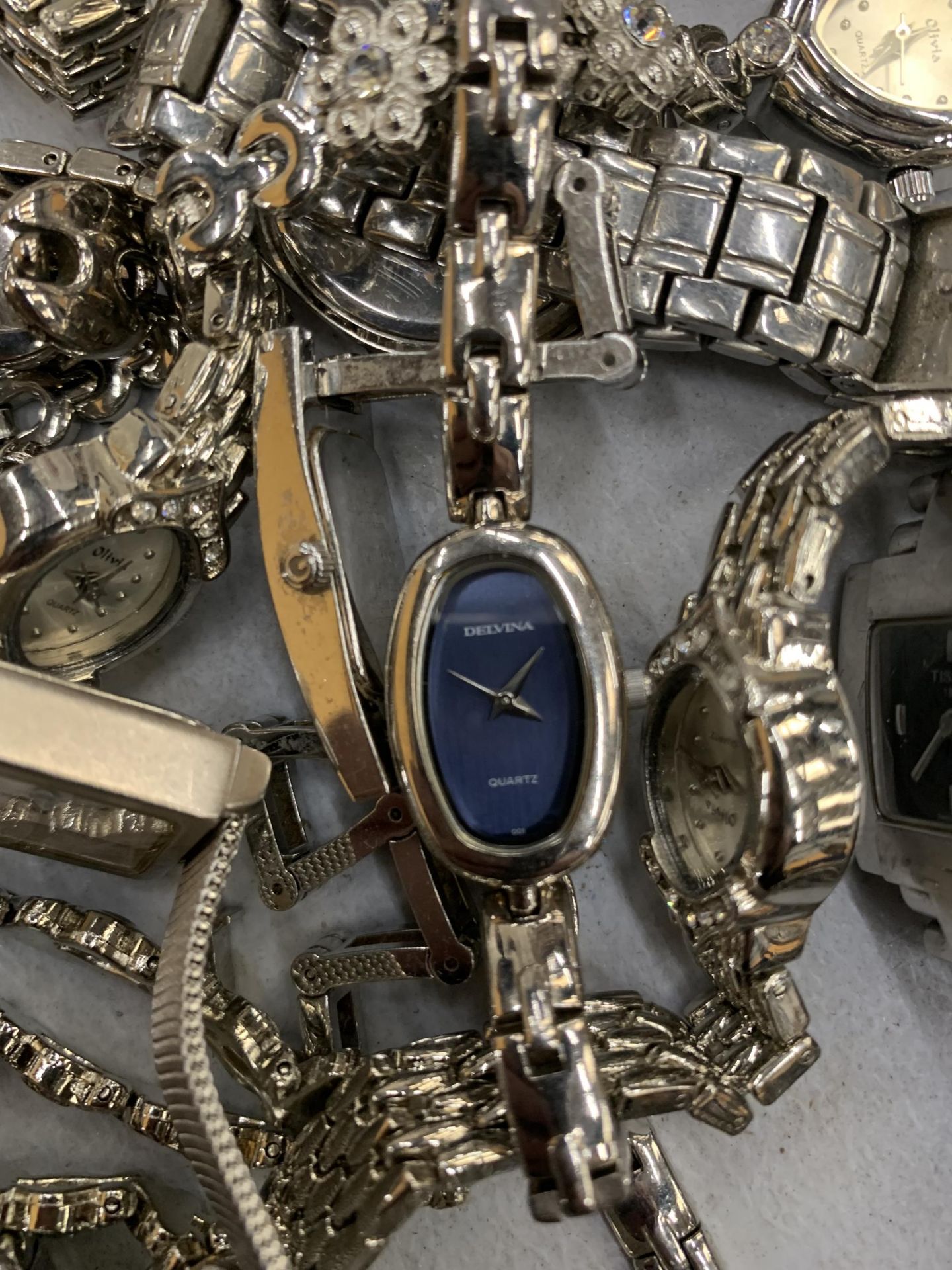 A QUANTITY OF VINTAGE AND MODERN WRISTWATCHES WITH WHITE METAL STRAPS - Image 4 of 5