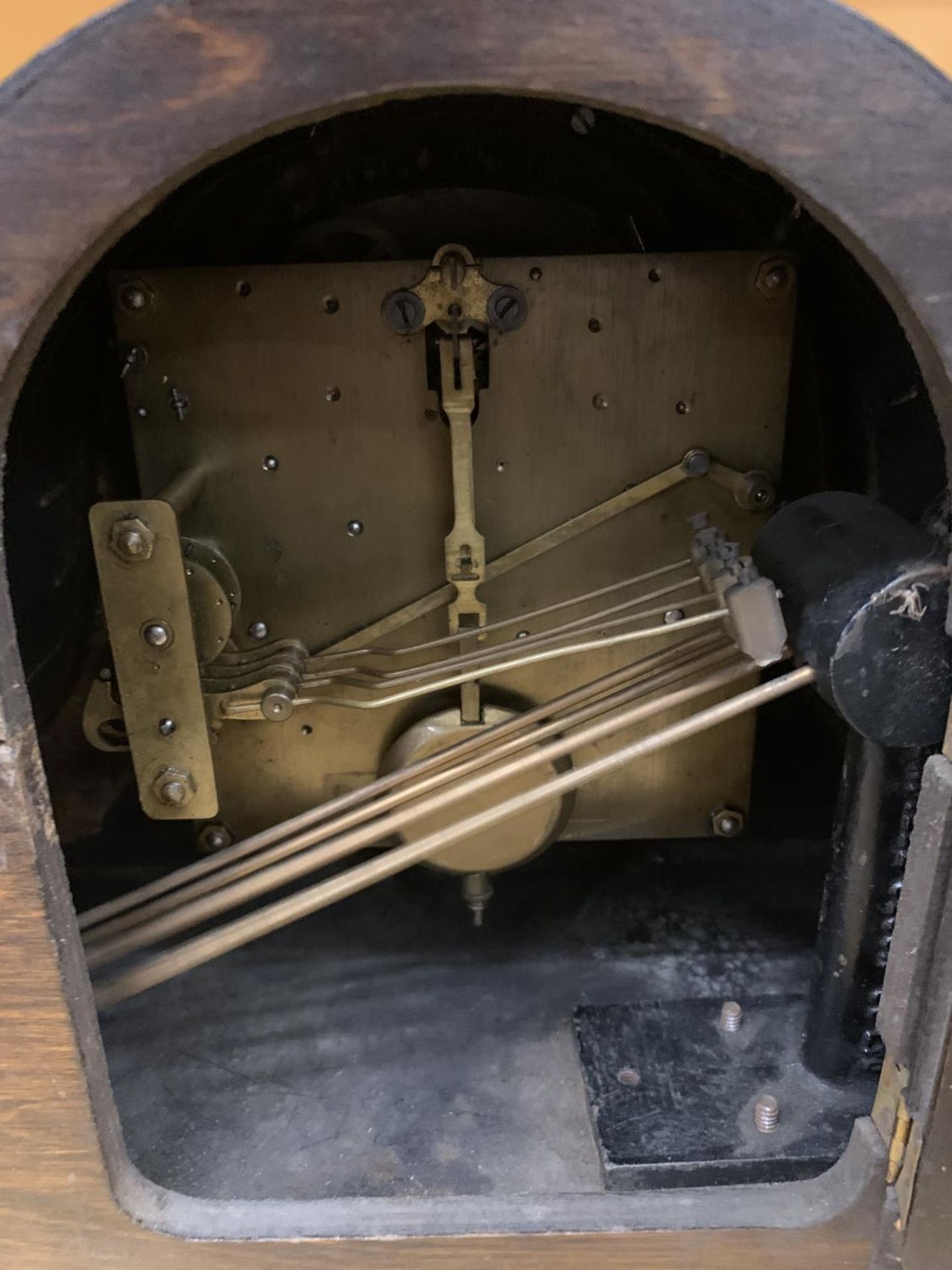 A WESTMINSTER CHIMING MAHOGANY CASED MANTLE CLOCK - Image 4 of 4