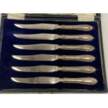 A CASED SET OF HALLMARKED SILVER HANDLED BUTTER KNIVES