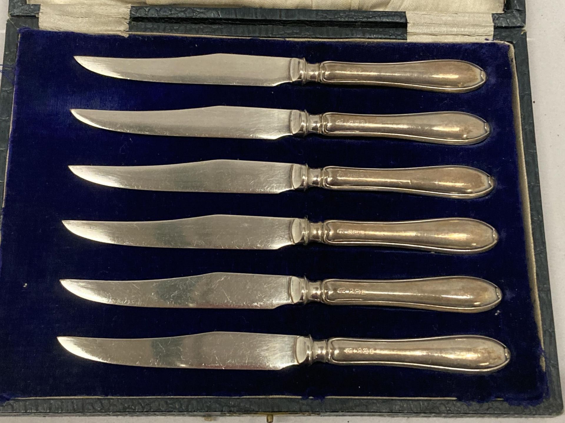 A CASED SET OF HALLMARKED SILVER HANDLED BUTTER KNIVES