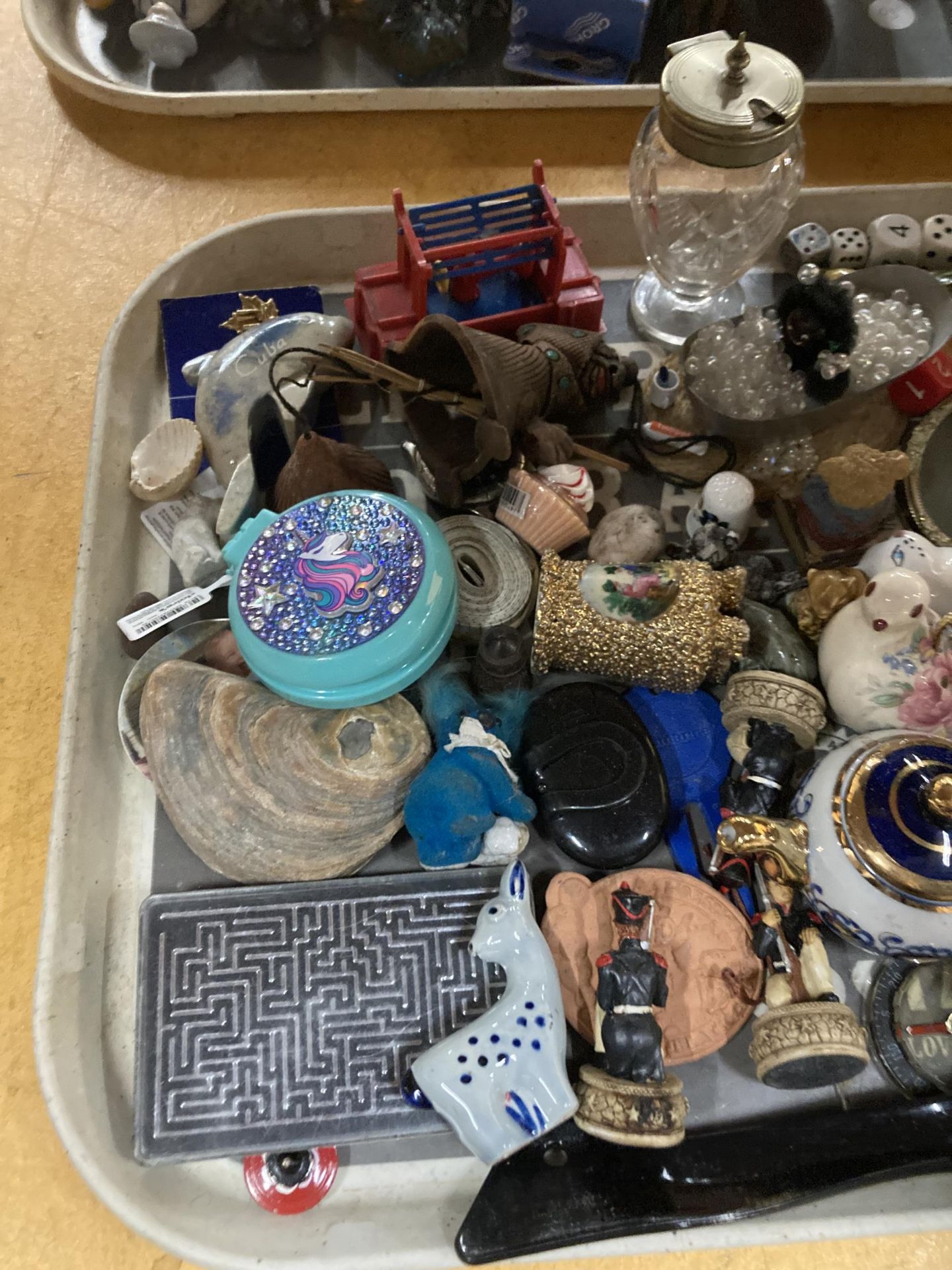 TWO TRAYS OF COLLECTABLES TO INCLUDE CERAMICS, GLASSWARE, SHELLS, FIGURES, ANIMALS, ETC., - Image 2 of 9