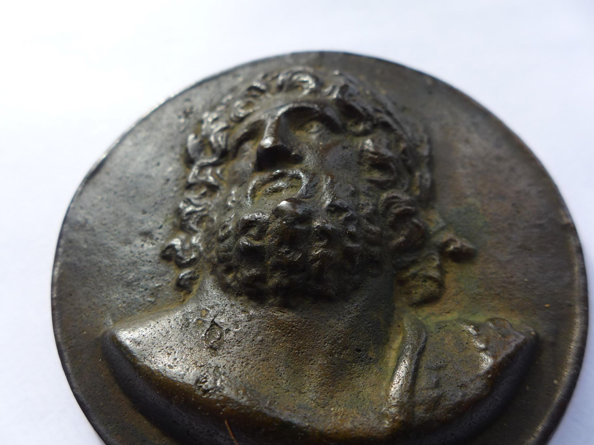 A LARGE RENAISSANCE TYPE BRONZE UNIFACE MEDAL OF A GOD, DIAMETER 8CM, CAST IN HIGH RELIEF - Image 4 of 4