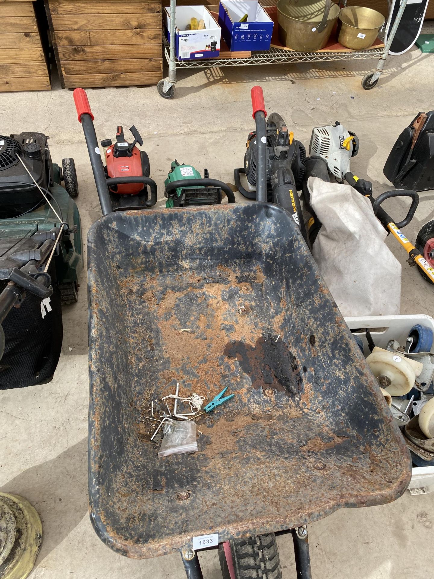 A METAL WHEEL BARROW - Image 2 of 3