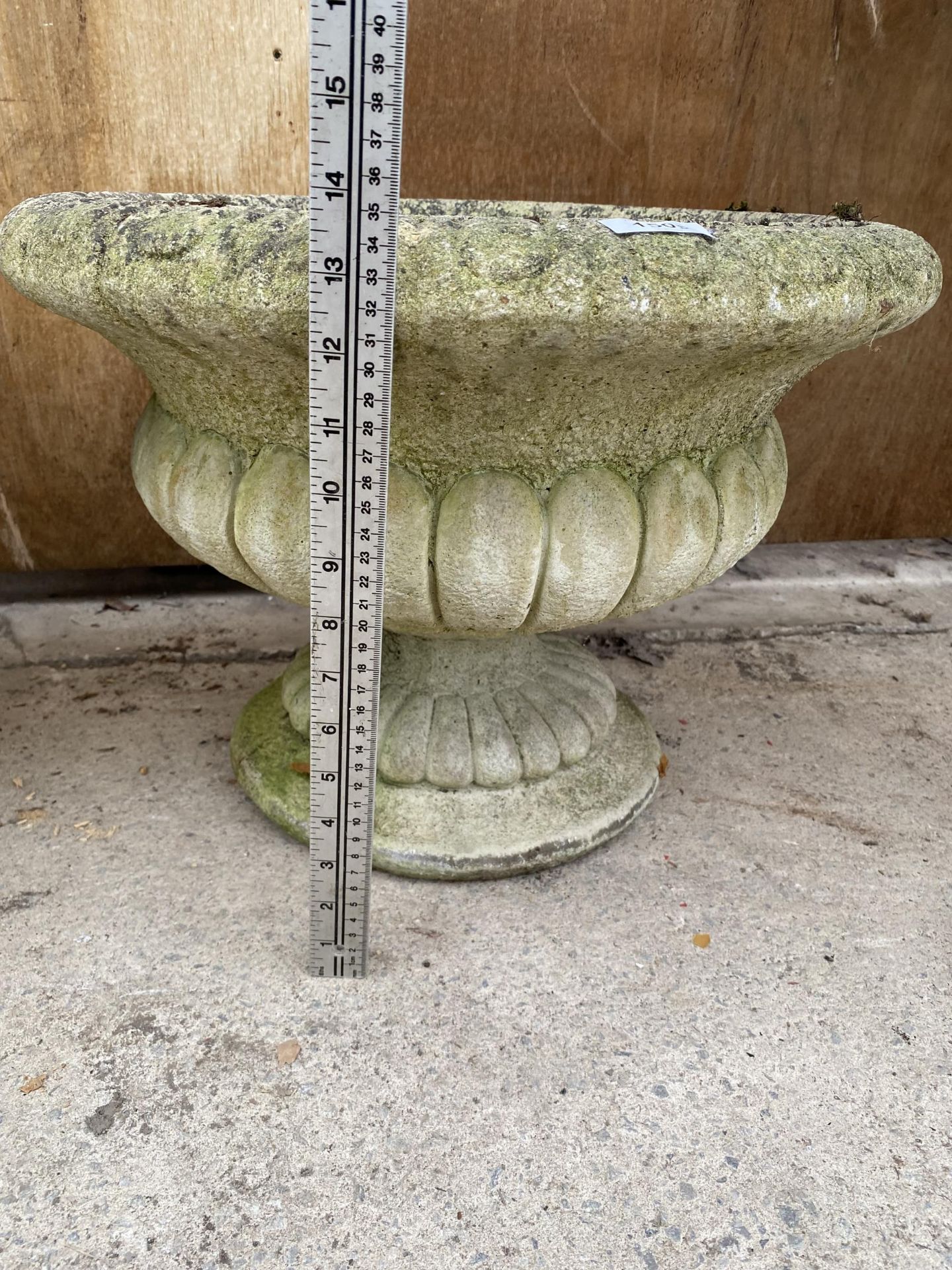 A RECONSTITUTED STONE URN STYLE PLANTER (H:34CM D:47CM) - Image 2 of 3