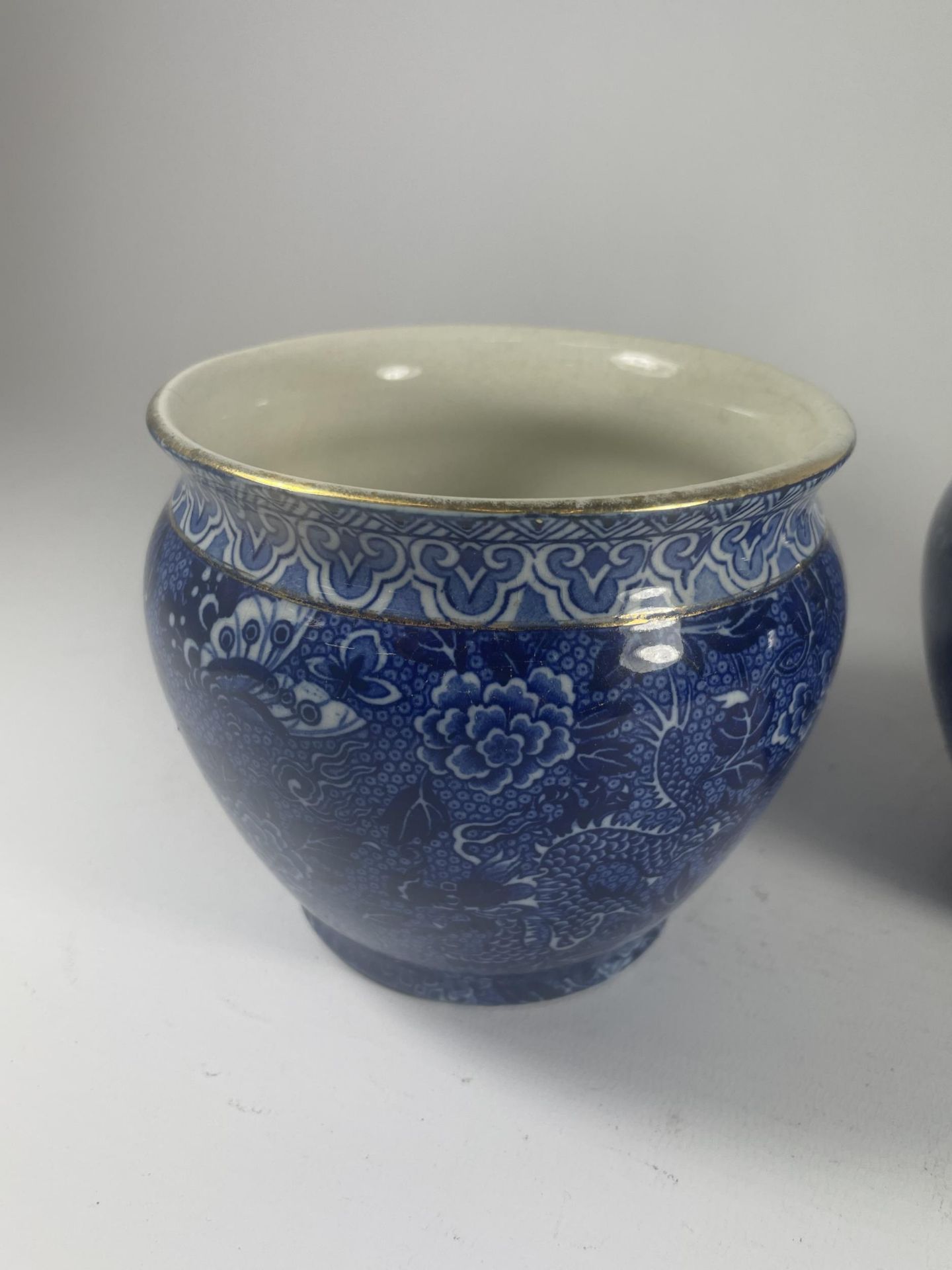 A PAIR OF SHELLEY POTTERY BLUE AND WHITE FLORAL POTS - Image 2 of 5