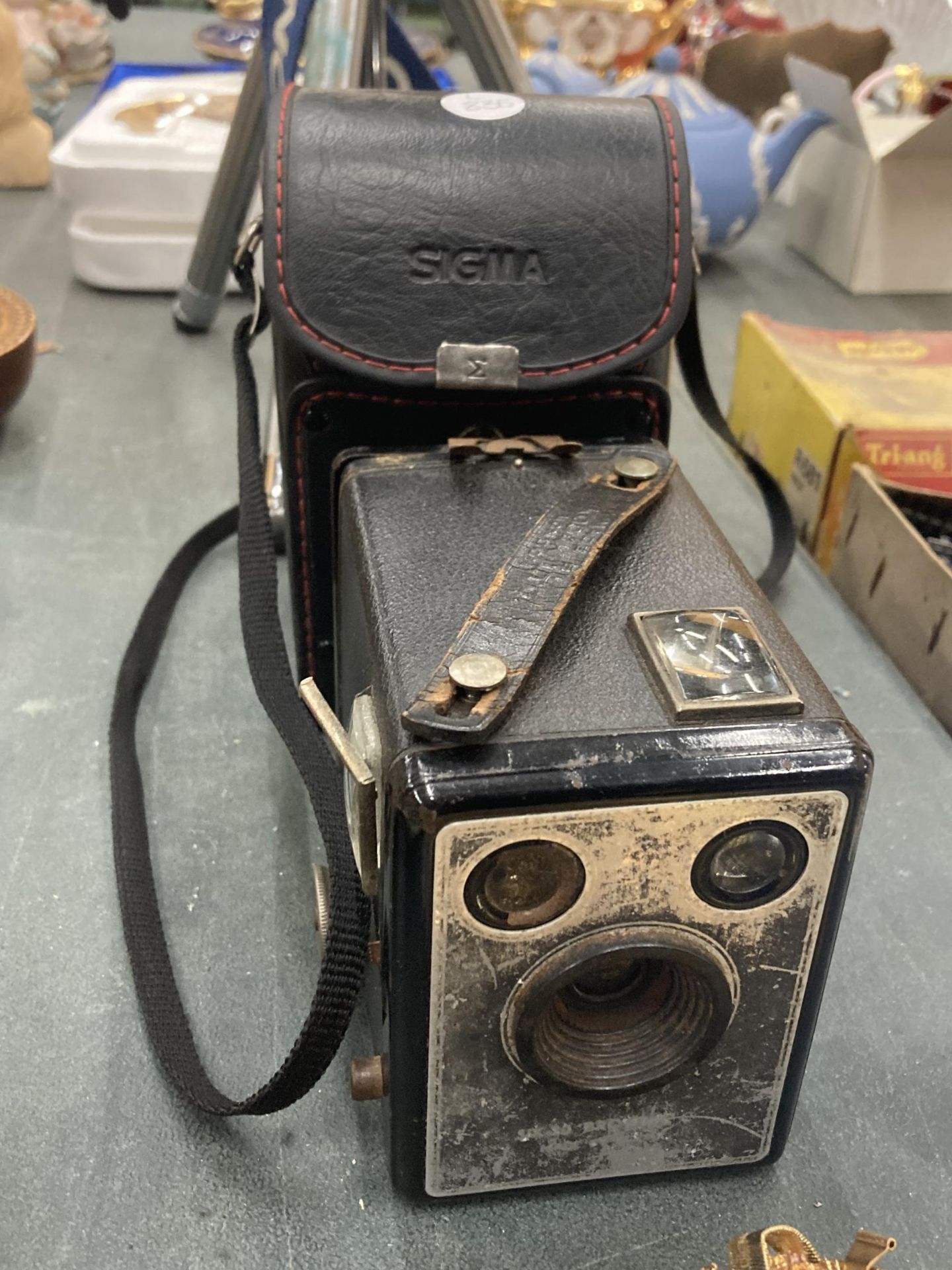 TWO VINTAGE CAMERAS TO INCLUDE A SIX-20 BROWNIE, CHINON CP-X, A SIGMA ZOOM LENS IN LEATHER CASE - Image 2 of 6