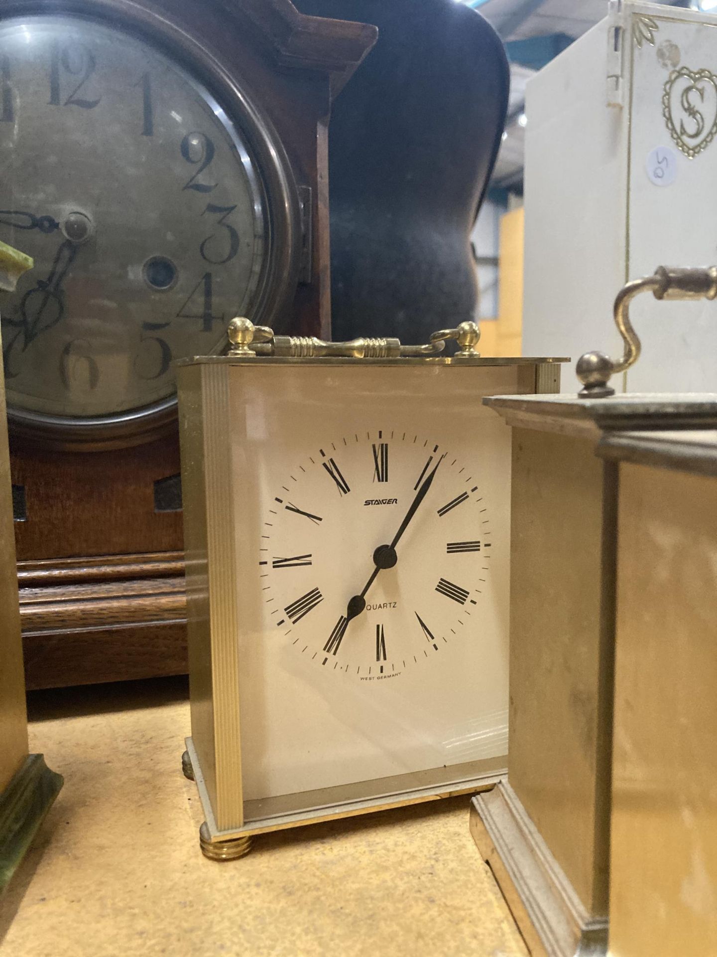 A QUANTITY OF CLOCKS TO INCLUDE A CASED MAHOGANY MANTLE CLOCK AND VARIOUS CARRIAGE CLOCKS TO - Image 6 of 6