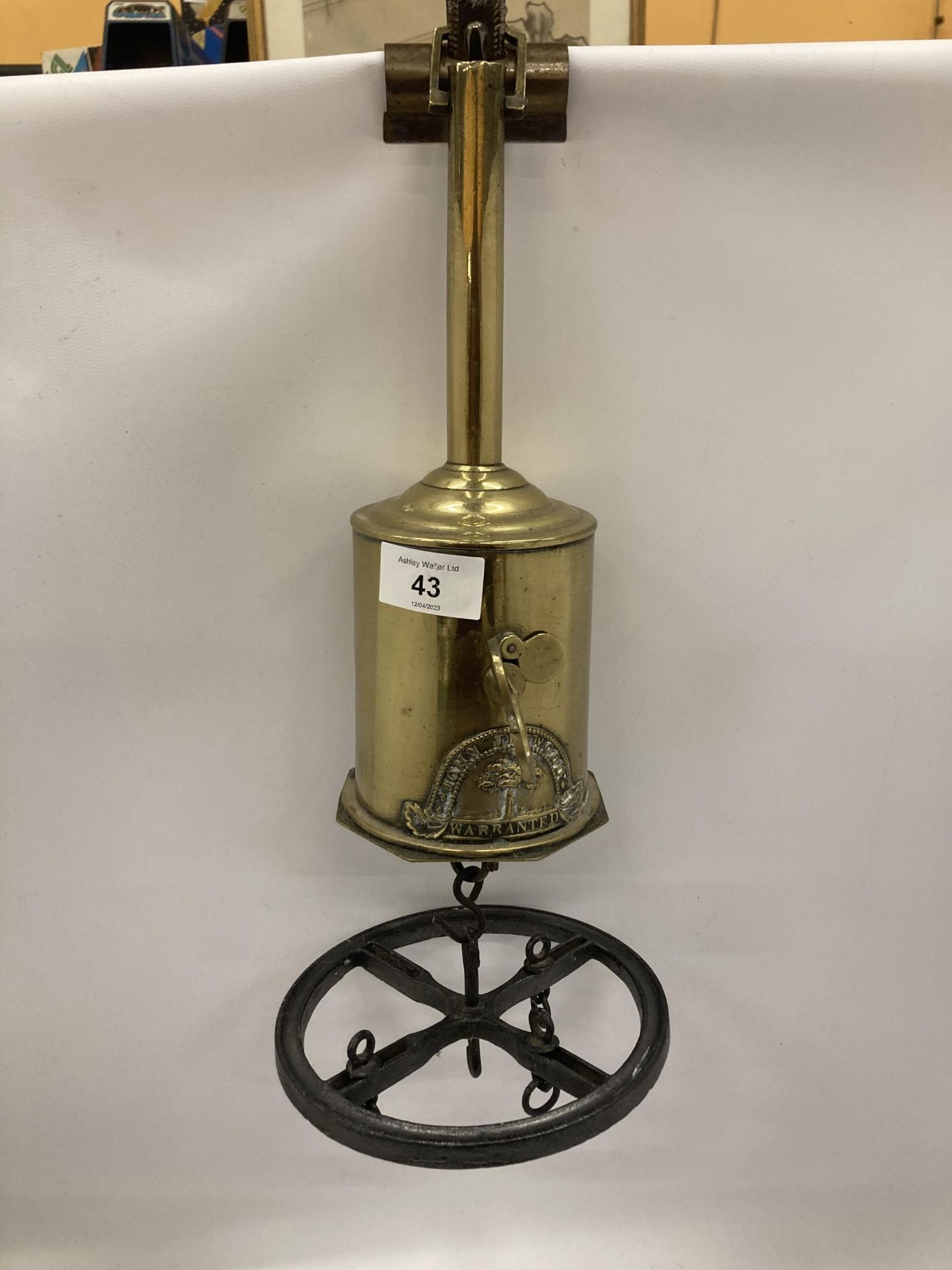 A VINTAGE BRASS JOHN LINWOOD MEAT JACK WITH KEY AND RACK