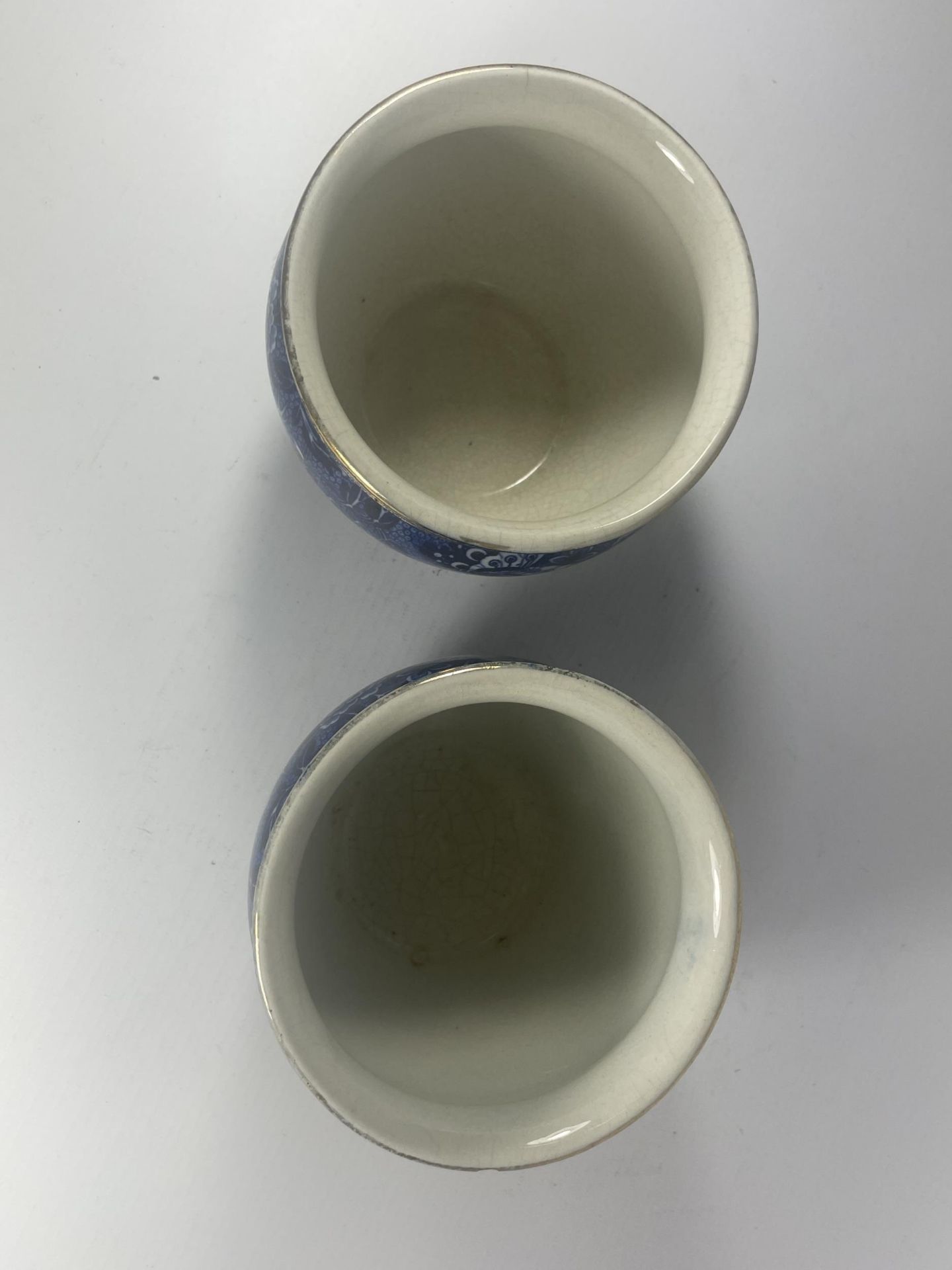 A PAIR OF SHELLEY POTTERY BLUE AND WHITE FLORAL POTS - Image 3 of 5