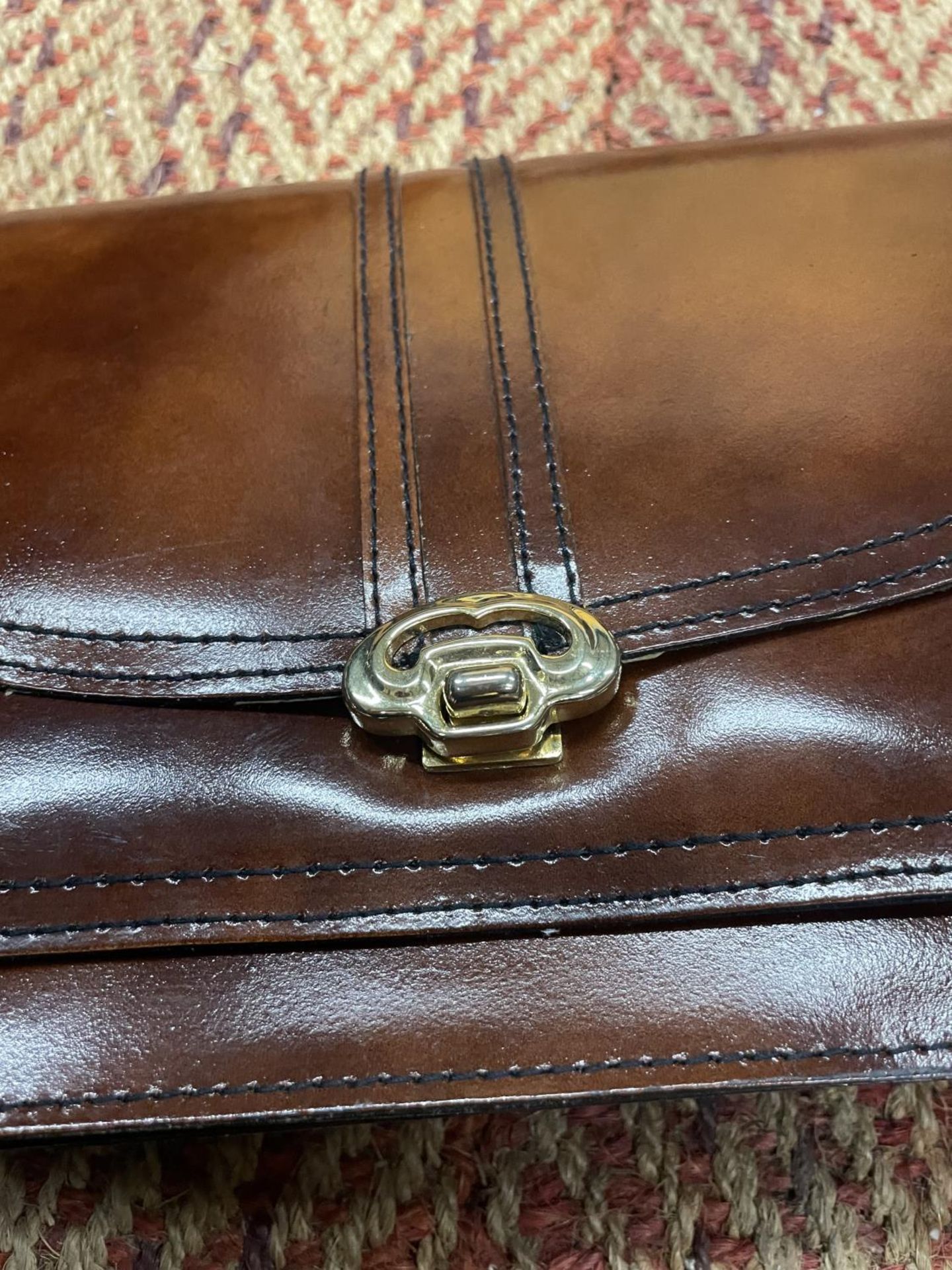 A GENUINE SALISBURYS BROWN LEATHER SHOULDER BAG WITH GOLD CLASP - Image 3 of 4