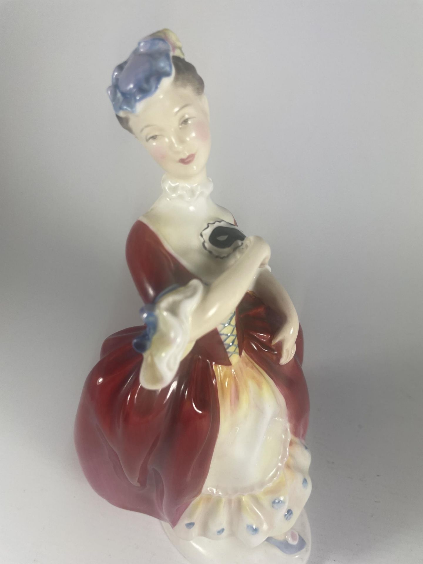 A ROYAL DOULTON 'MASQUERADE' HN2259 FIGURE - Image 4 of 5