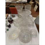 A QUANTITY OF GLASSWARE TO INCLUDE LARGE VASES, BOWLS, A TRINKET DISH, ETC