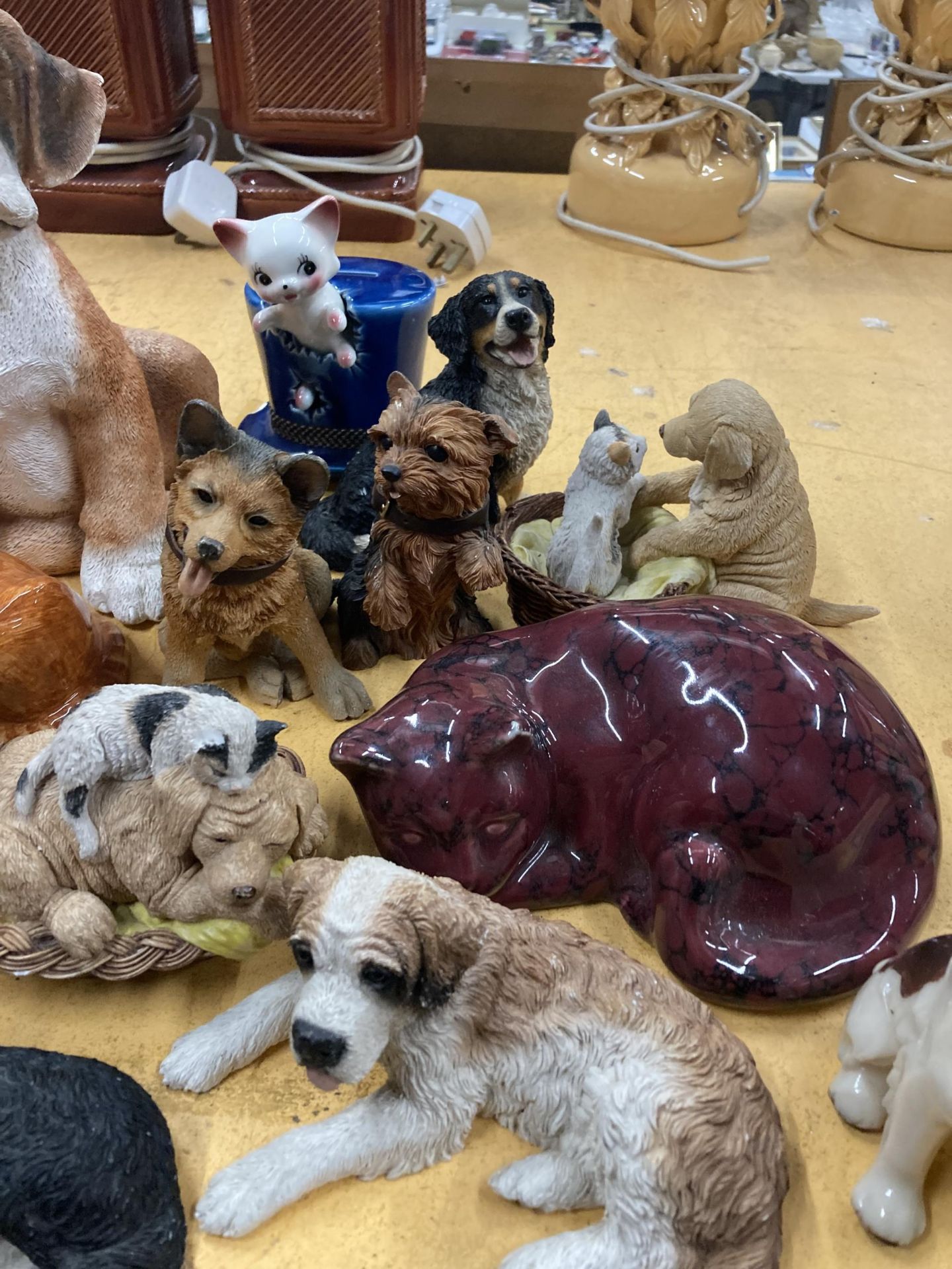A QUANTITY OF DOG AND CAT ORNAMENTS TO INCLUDE A ST BERNARD, BEAGLE, COLLIE, ETC., - Image 3 of 6