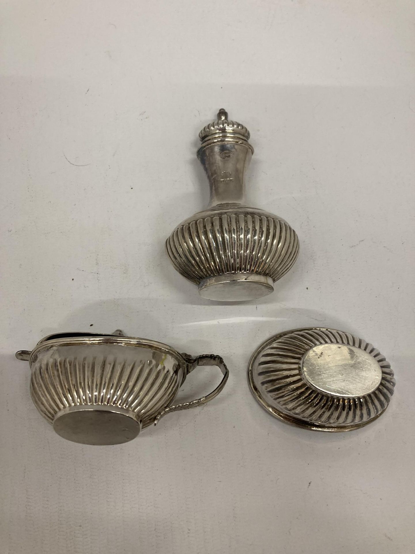 AN EARLY 20TH CENTURY BIRMINGHAM HALLMARKED SILVER THREE PIECE CRUET SET, TOTAL WEIGHT WITHOUT - Bild 3 aus 4