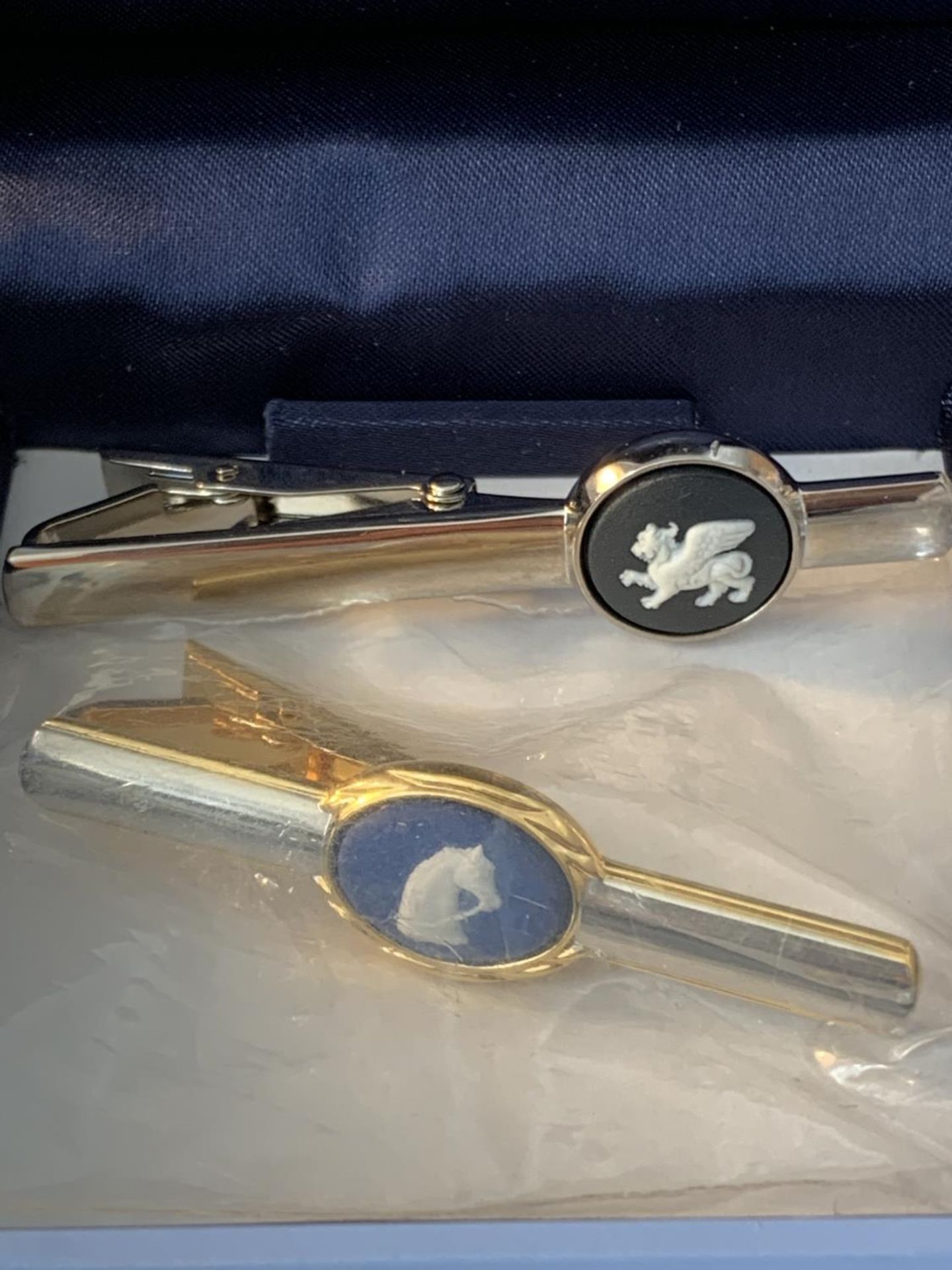 TWO WEDGEWOOD JASPERWARE TIE PINS IN A PRESENTATION BOX - Image 2 of 2