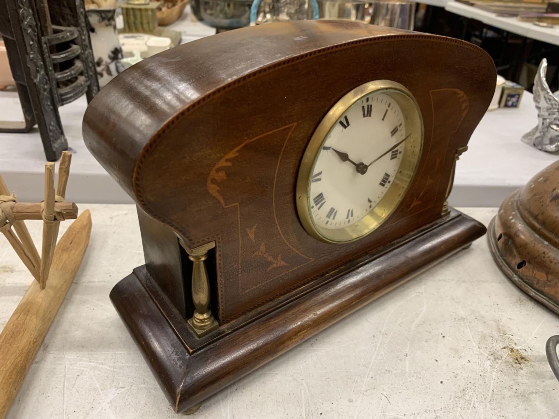 A JAPY FRERES FRENCH MANTLE CLOCK WITH KEY HEIGHT 18CM, LENGTH 27CM - Image 2 of 4