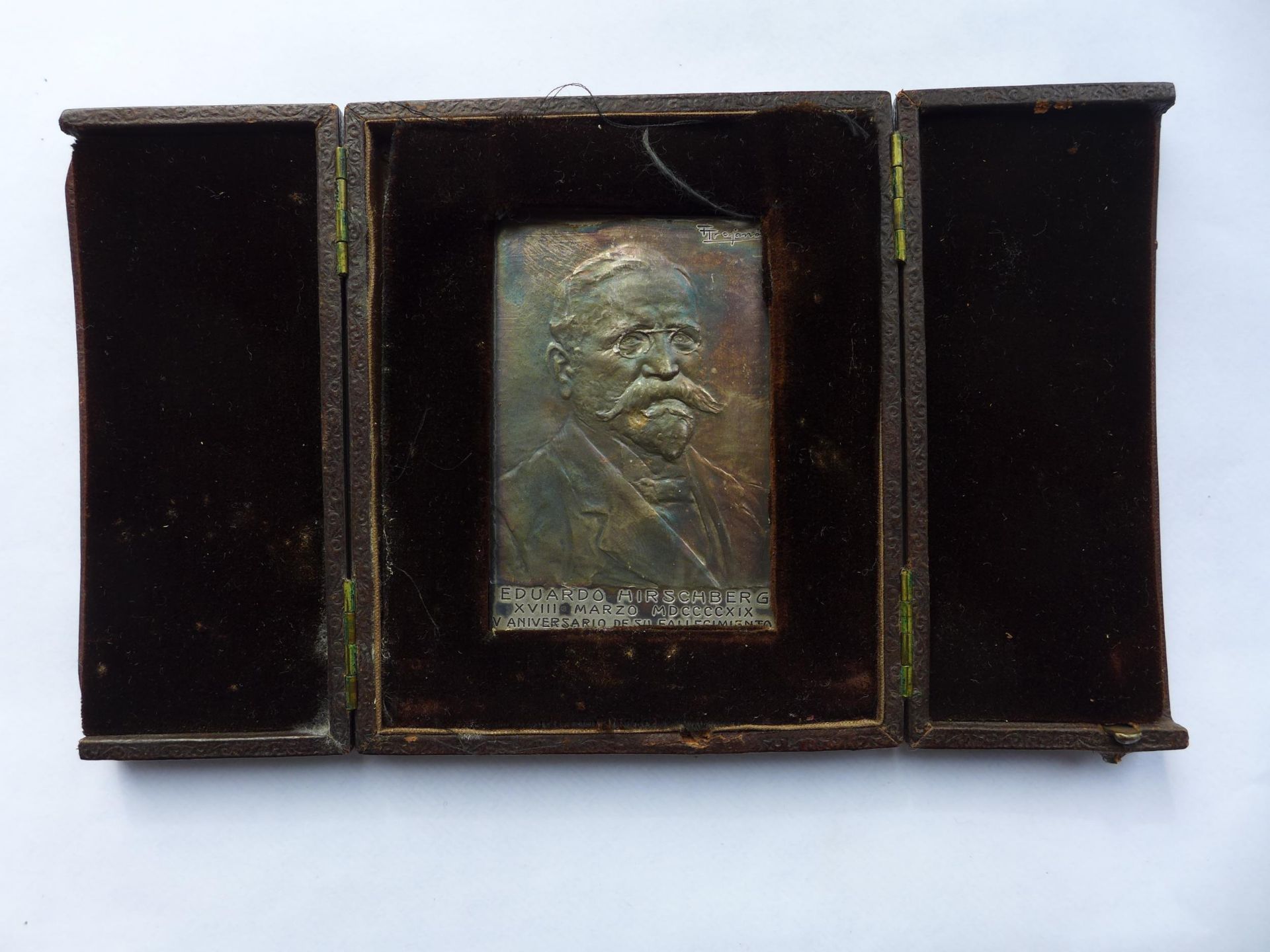 A CASED WHITE METAL EDUARDO HIRSCHBERG UNIFACE PLAQUE DATED 18TH MARCH 1919 BY F TROJANA, 72MM BY