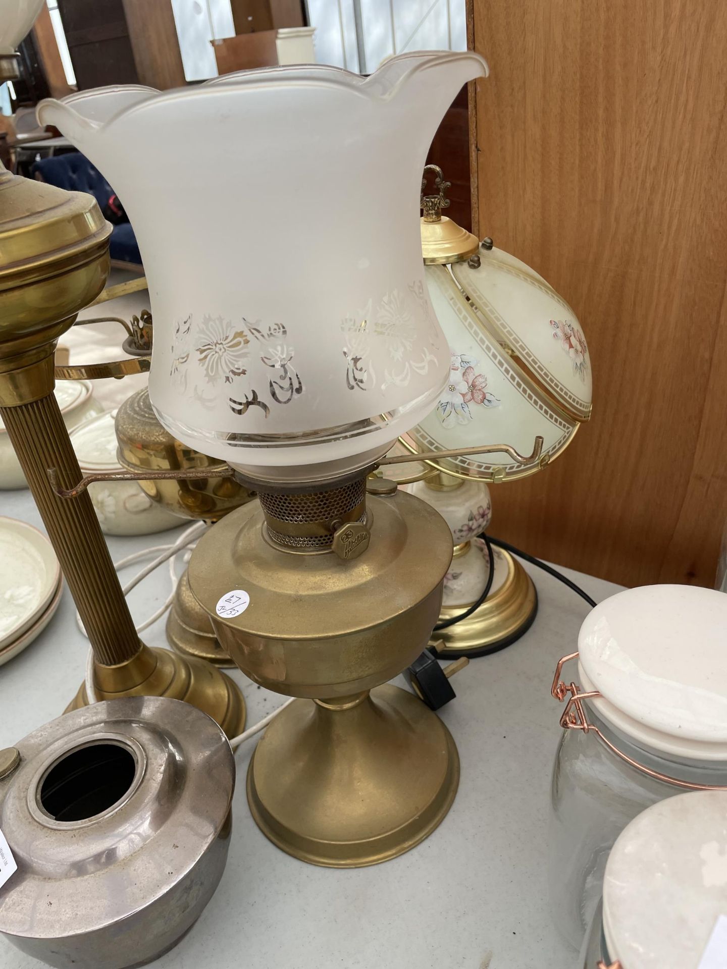 AN ASSORTMENT OF VINTAGE OIL LAMPS AND TABLE LAMPS - Bild 2 aus 3