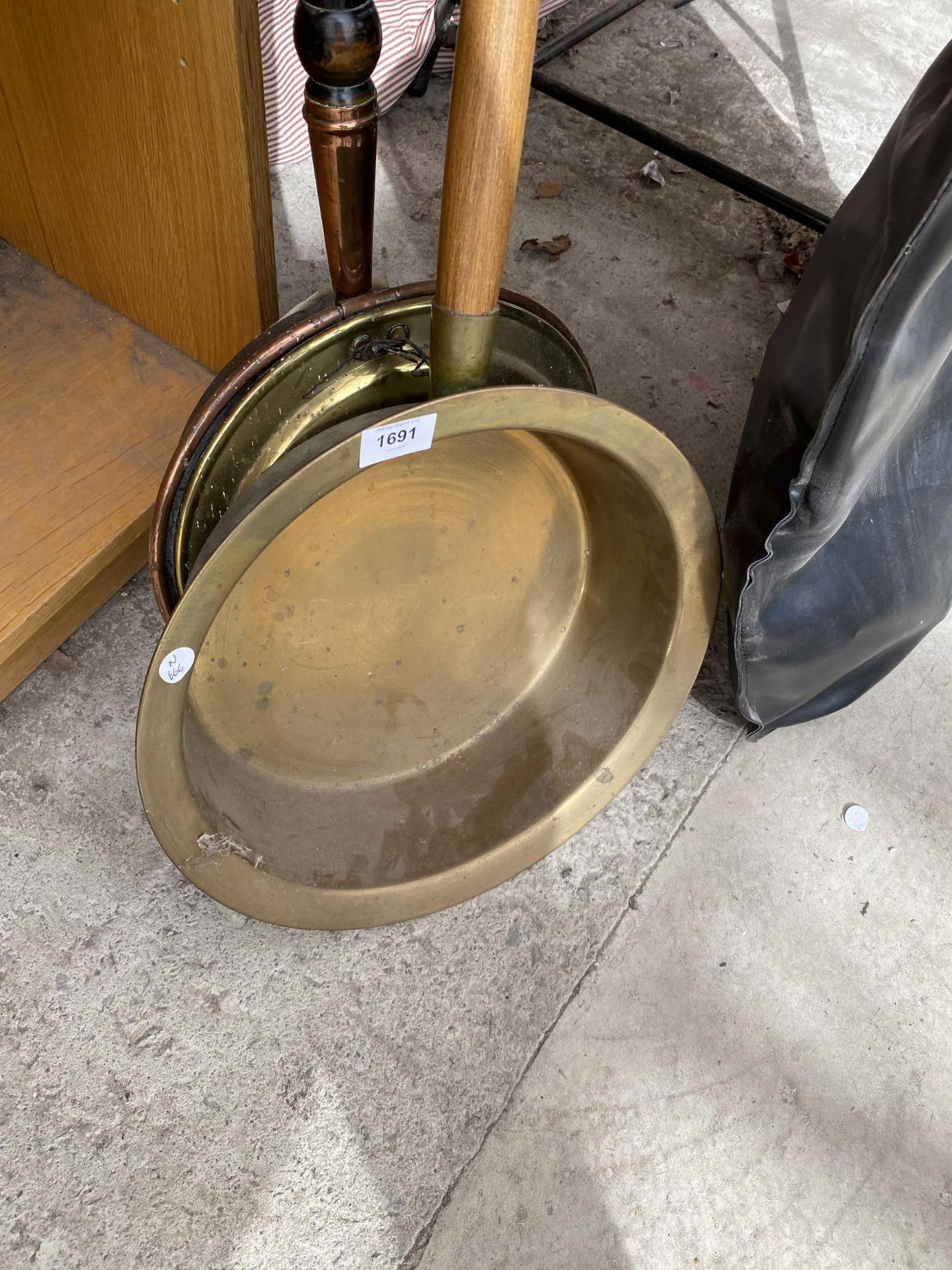 A BRASS BED WARMING PAN AND A FURTHER BRASS PAN - Image 2 of 3