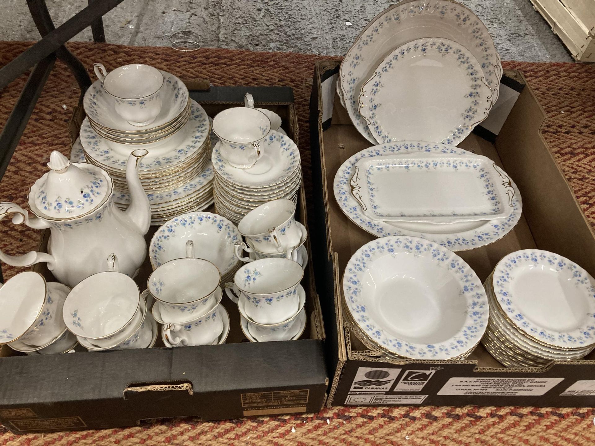 A LARGE QUANTITY OF ROYAL ALBERT 'MEMORY LANE' TEA AND DINNER WARE TO INCLUDE A COFFEE POT, CUPS,