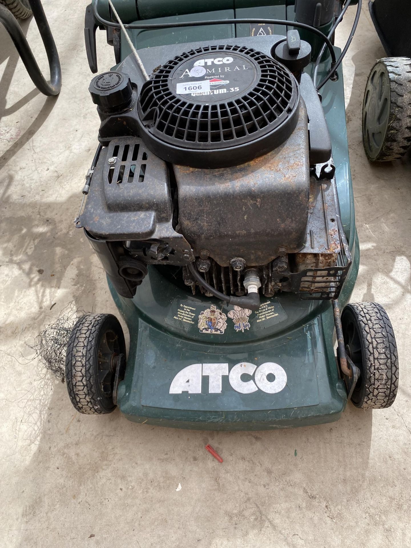 AN ATCO ADMIRAL 16S LAWN MOWER WITH BRIGGS AND STRATTON ENGINE AND GRASS BOX - Image 2 of 3