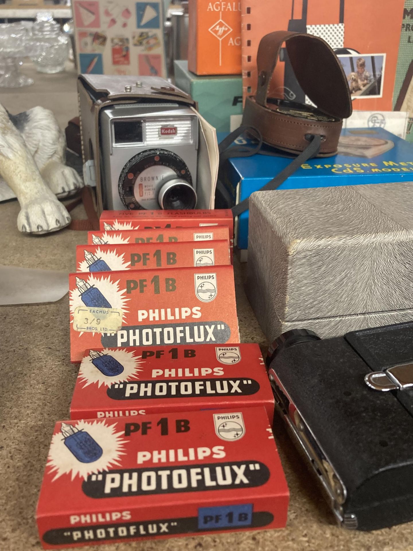 A VINTAGE KODAK BROWNIE MOVIE CAMERA IN CASE TOGETHER WITH BOXED PHOTOFLUX PF1B BOXED FLASH'S, MAZDA - Image 4 of 5