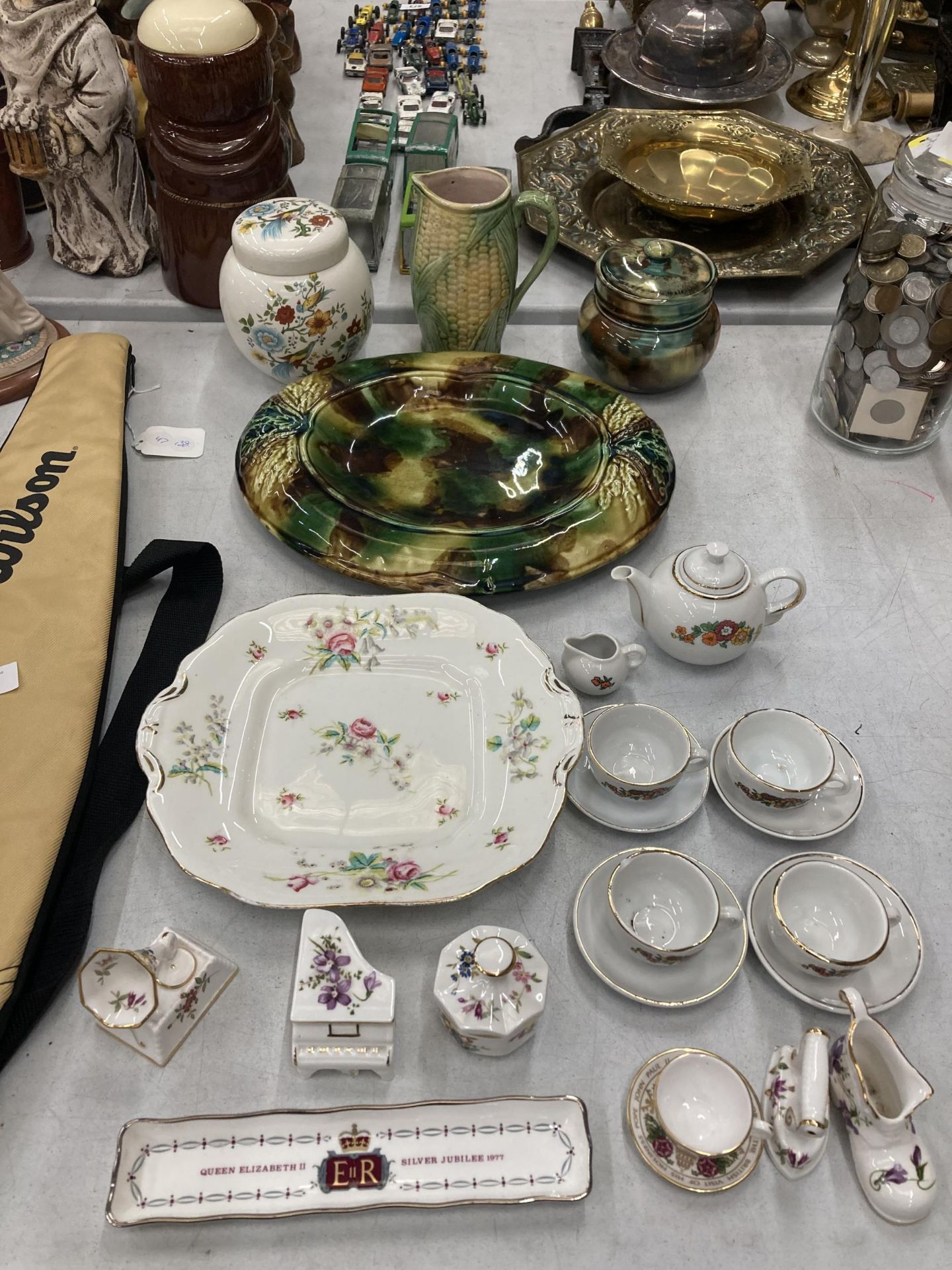 A QUANTITY OF CERAMIC ITEMS TO INCLUDE A CHILD'S TEASET, HAMMERSLEY CHINA TRINKET PIECES, A LARGE