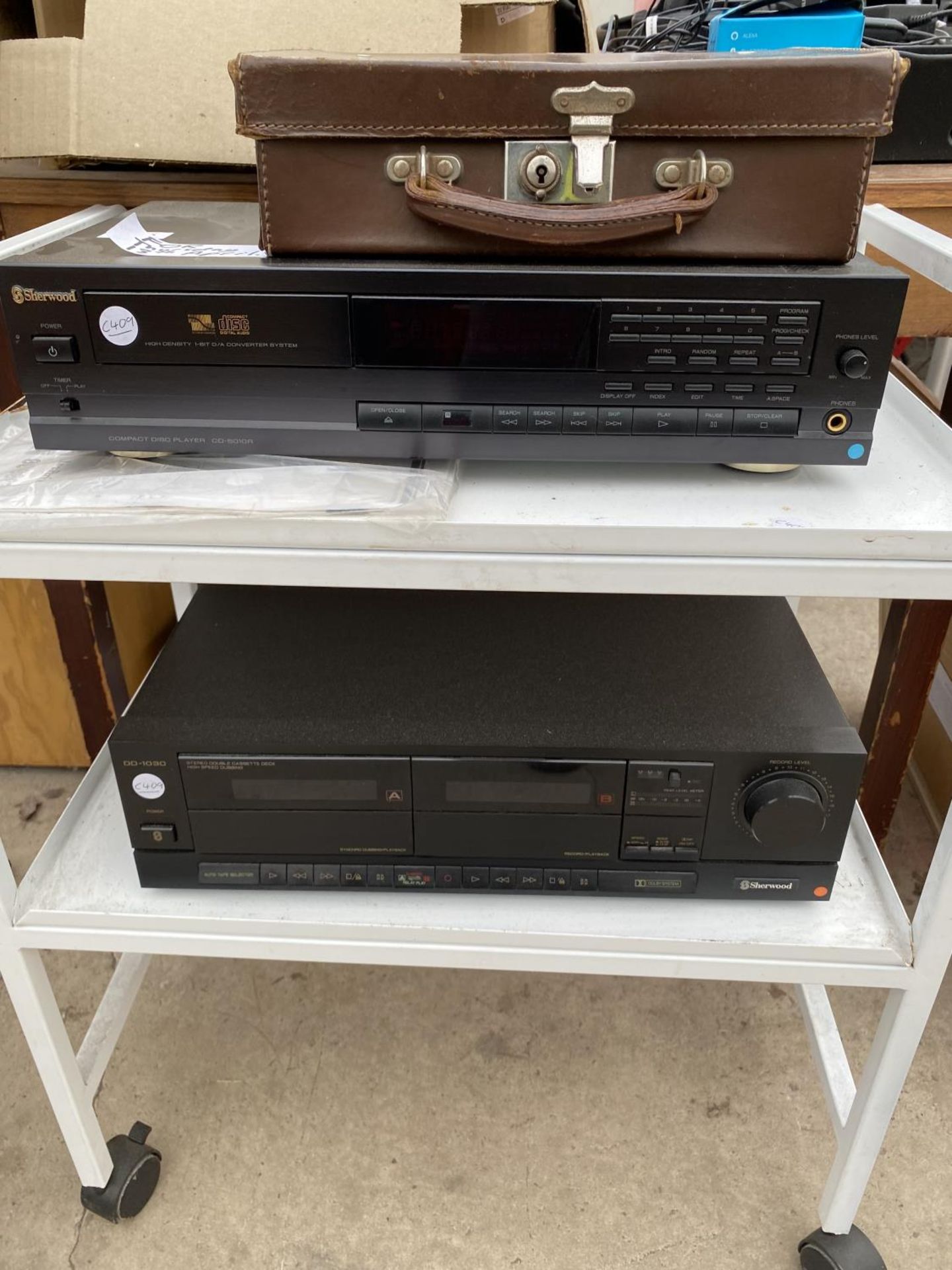 AN ASSORTMENT OF ITEMS TO INCLUDE A SHERWOOD CASSETTE PLAYER, A SHERWOOD CD PLAYER AND A PANASONIC - Image 2 of 2