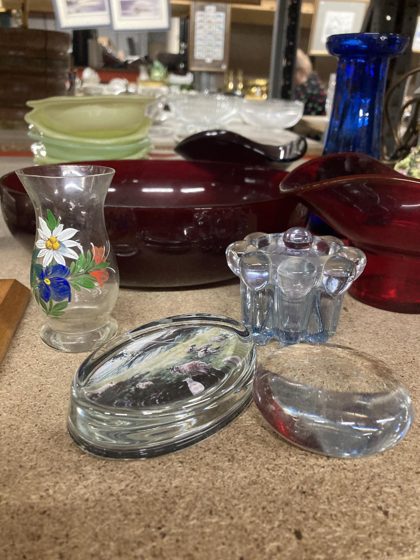 A QUANTITY OF GLASSWARE TO INCLUDE CRANBERRY GLASS BOWLS, PAPERWEIGHTS, SMALL VASES, BOWLS, ETC - Bild 2 aus 4