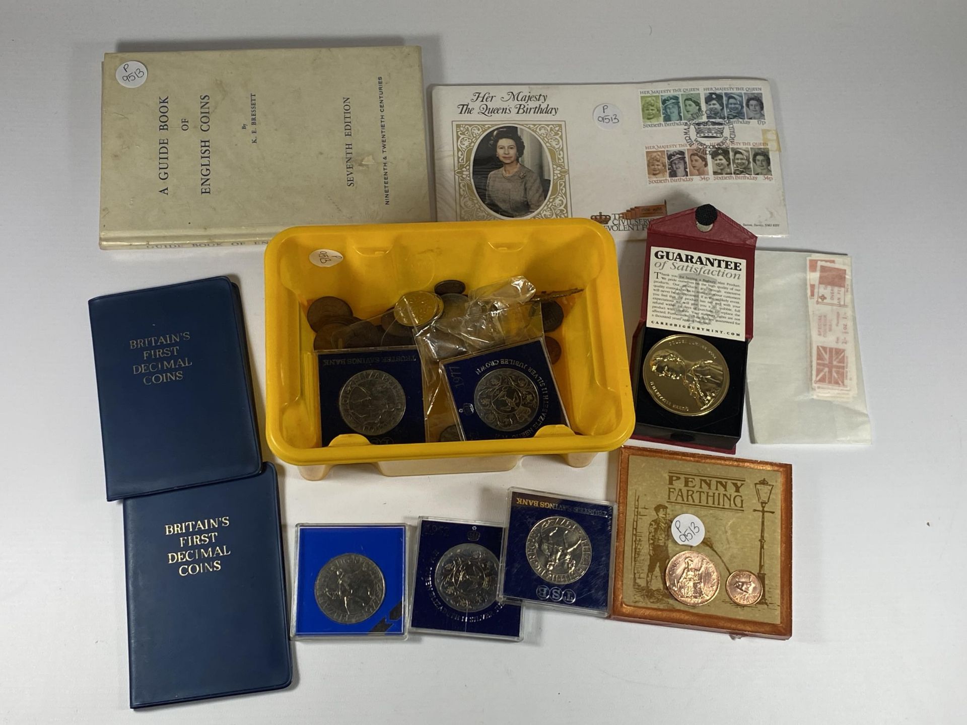 A MIXED LOT OF COINS TO INCLUDE BRITAINS FIRST DECIMAL COINS X 2, COMMEMORATIVE CROWNS ETC