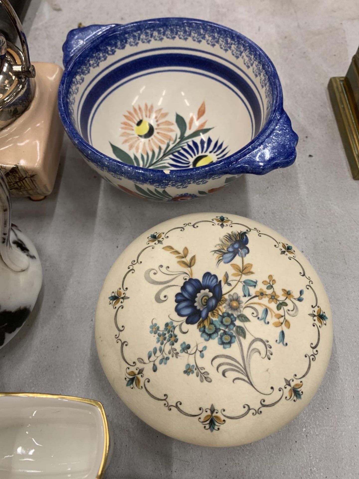 A MIXED LOT OF CERAMIC ITEMS TO INCLUDE TRINKET DISHES, A CARLTO WARE LEAF SHAPED JUG AND SAUCER, - Image 2 of 7