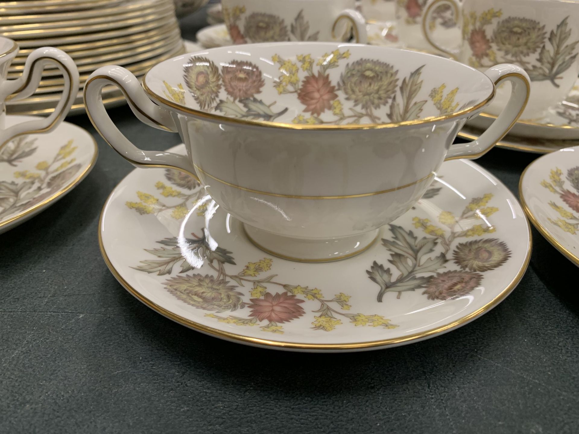 A LARGE QUANTITY WEDGWOOD 'DITCHFIELD' DINNER SERVICE TO INCLUDE SERVING TUREENS, VARIOUS SIZES OF - Image 2 of 8