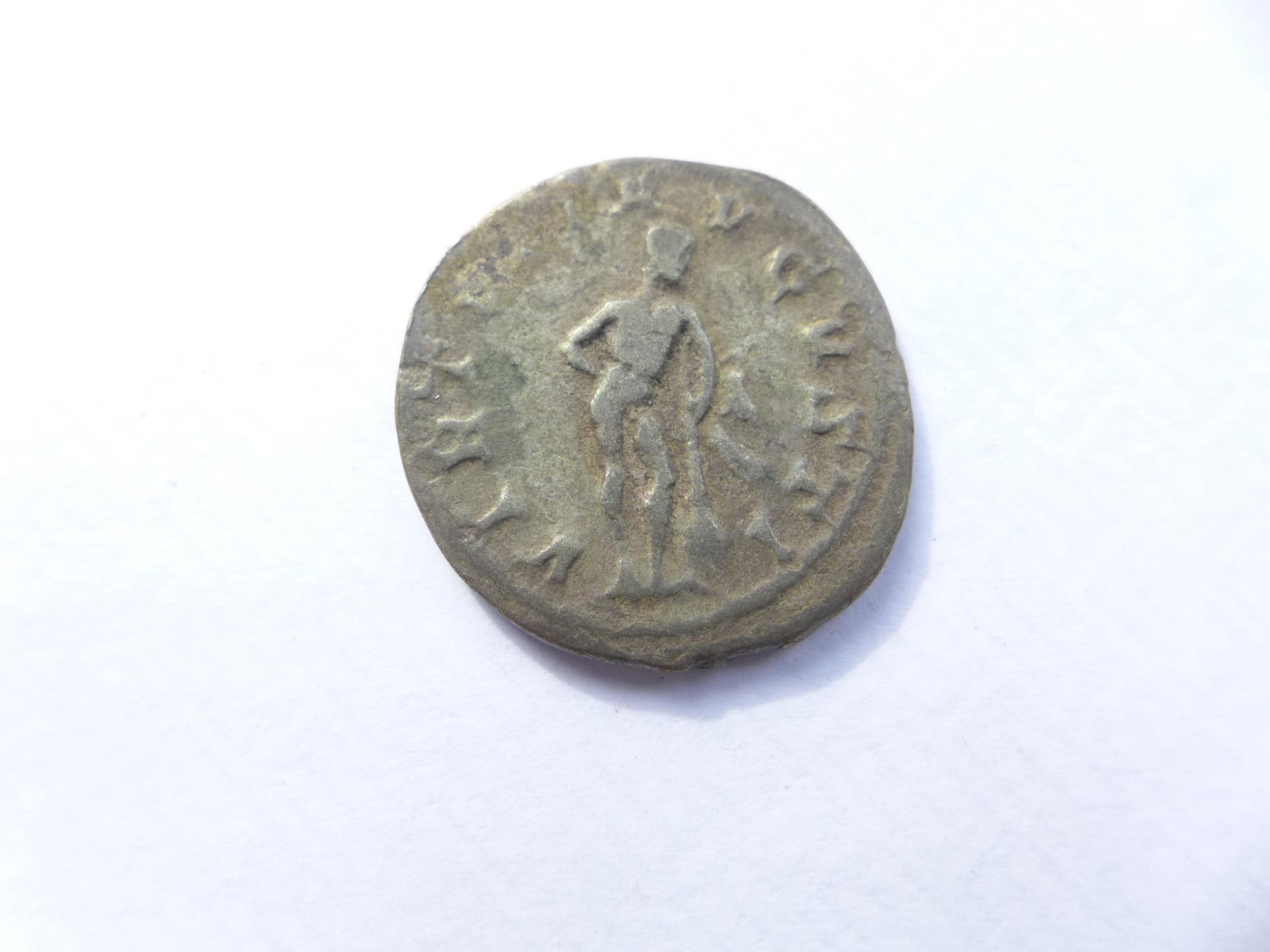 A GORDIAN III (238-244 AD) SILVER ANTONIANUS AND A SMALL METAL BEAD - Image 3 of 3