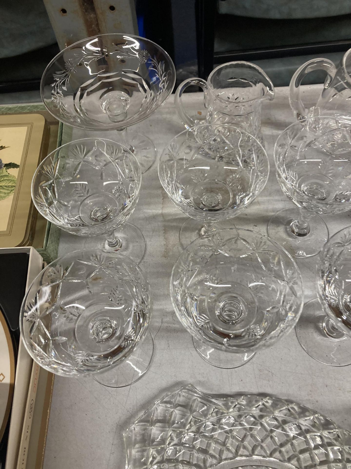 A QUANTITY OF GLASSWARE TO INCLUDE DESSERT BOWLS, SUGAR BOWLS, JUGS AND TRAY - Image 2 of 5