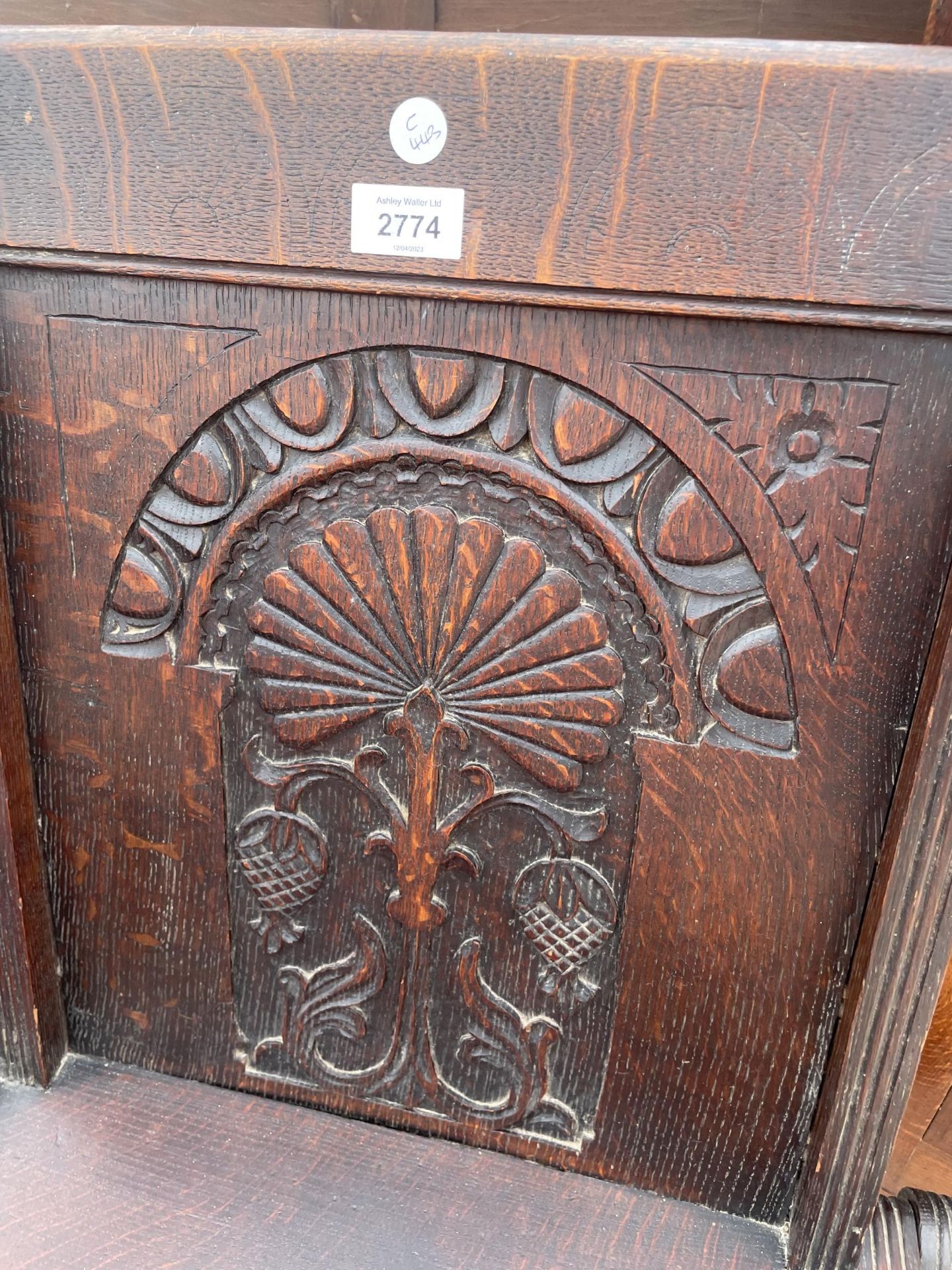 AN OAK LATE 19TH CENTURY GLASTONBURY TYPE CHAIR WITH CARVED BACK PANEL - Image 4 of 4