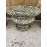 A RECONSTITUTED STONE URN STYLE PLANTER (H:34CM D:47CM)