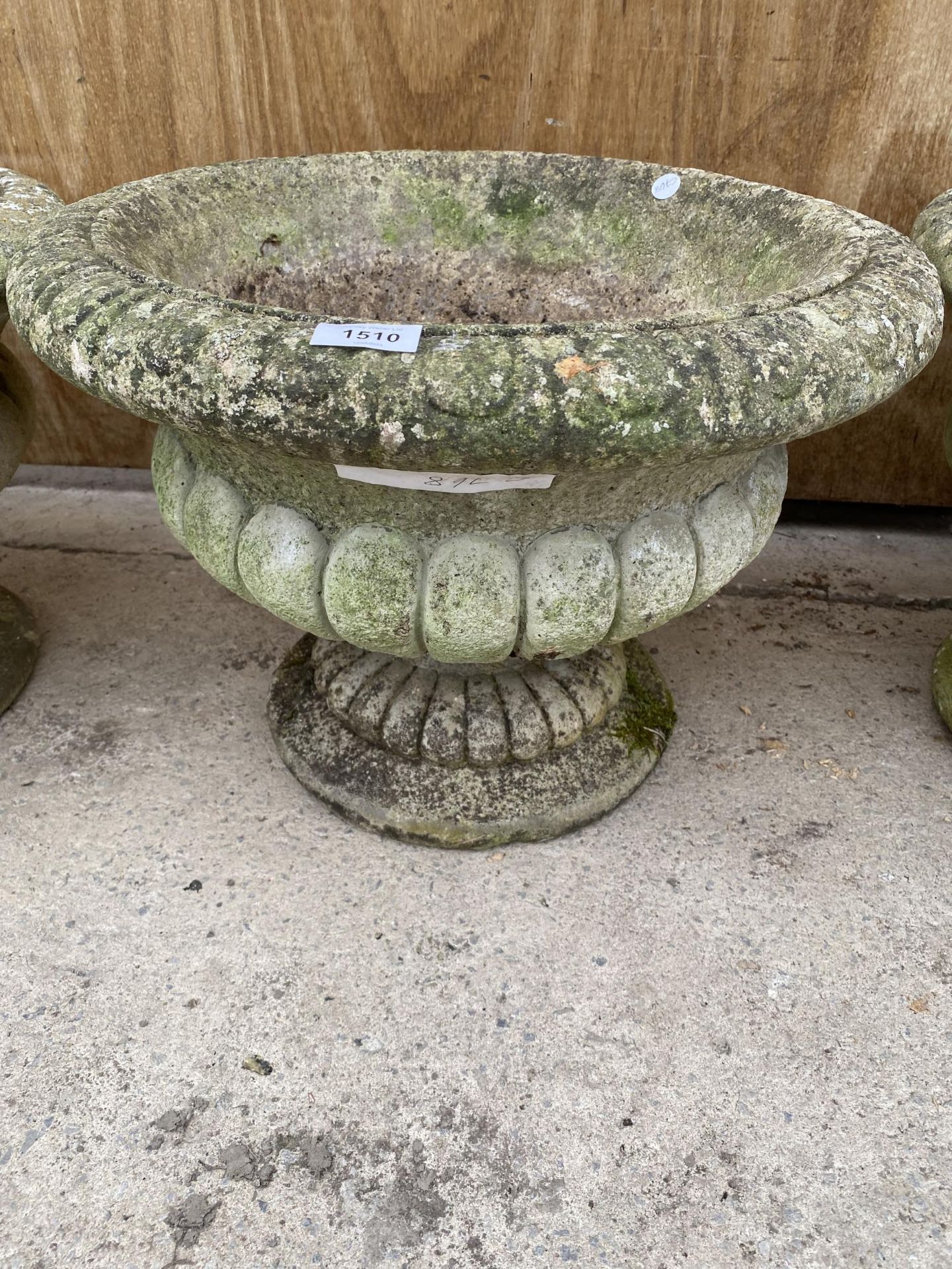 A RECONSTITUTED STONE URN STYLE PLANTER (H:34CM D:47CM)